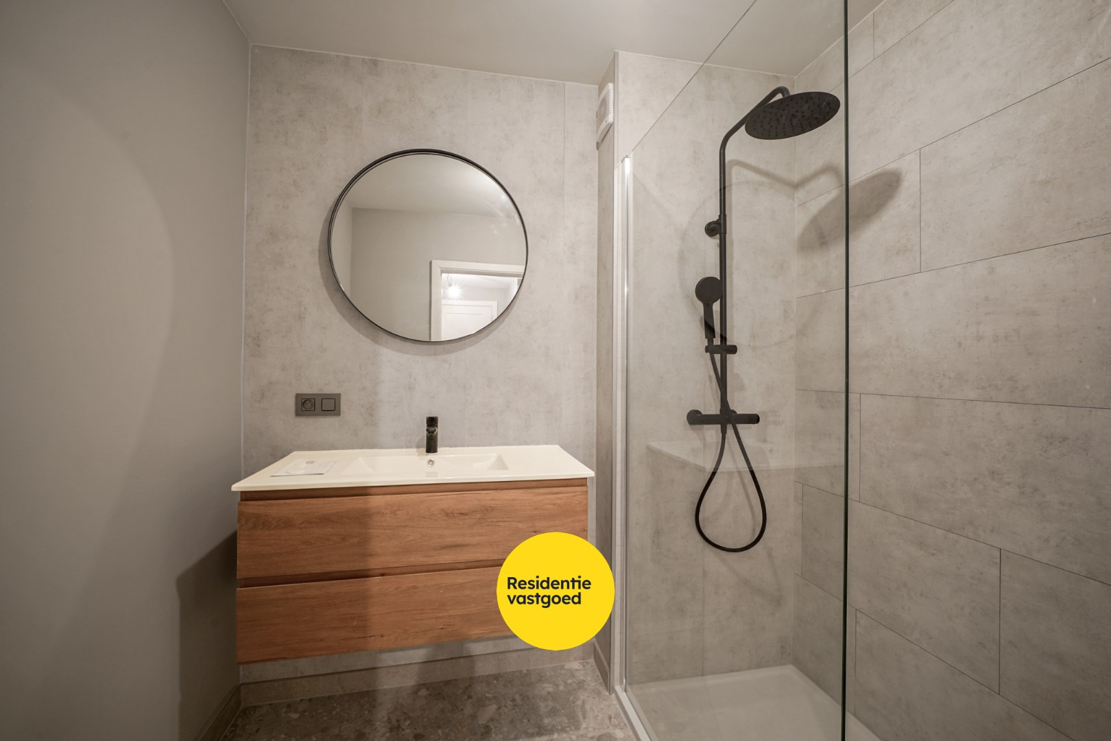 Gerenoveerd 2-slpk appartement met balkon en lift in Oostende 