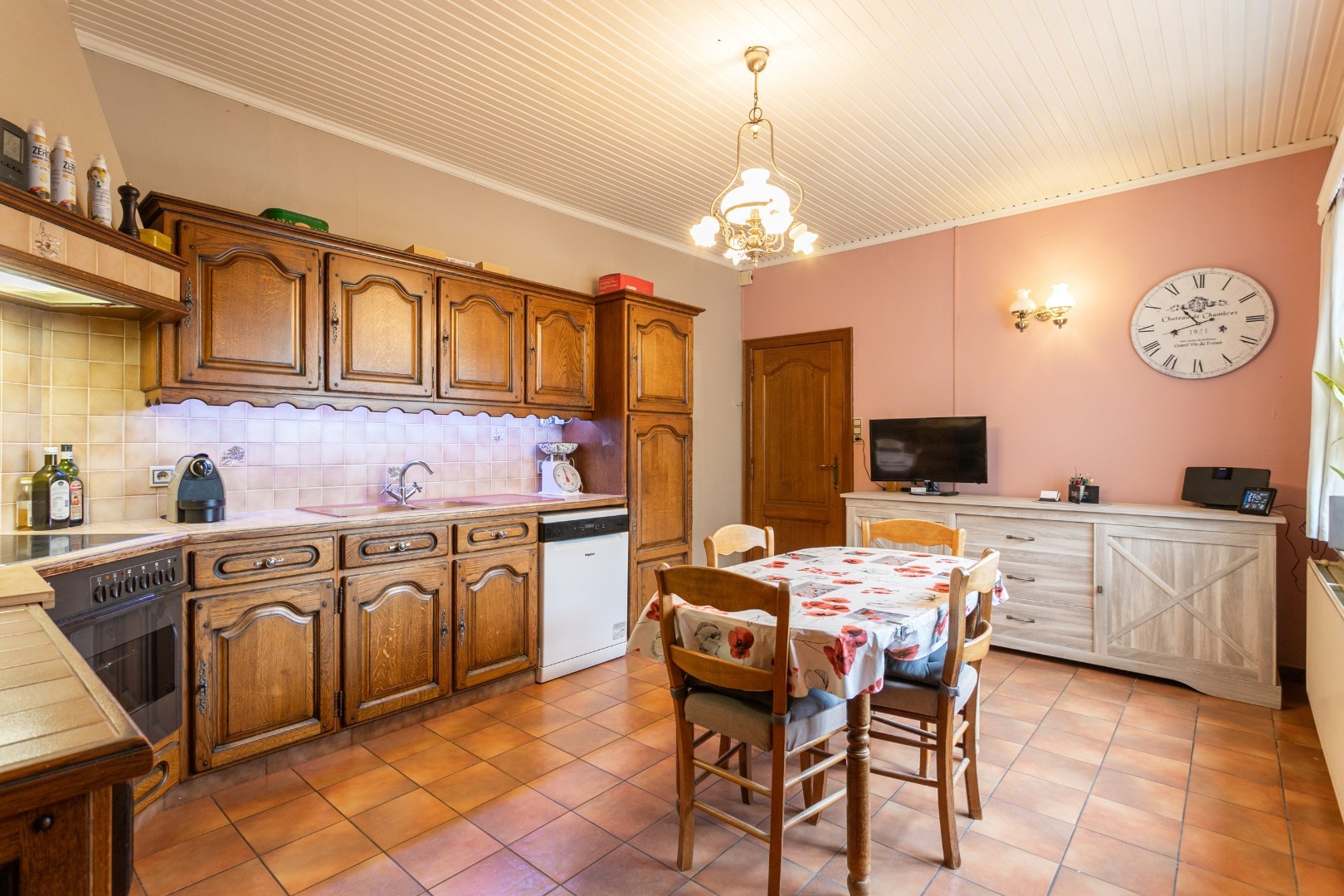 Ruime woning met naastgelegen bouwgrond en loods 