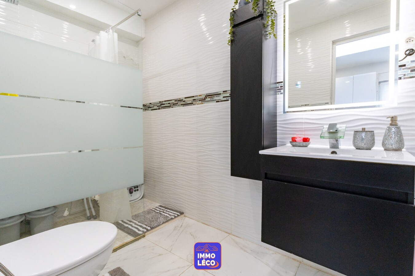 3 façades rénovée avec garage, parking 2voit. et grand entrepôt attenant ! 