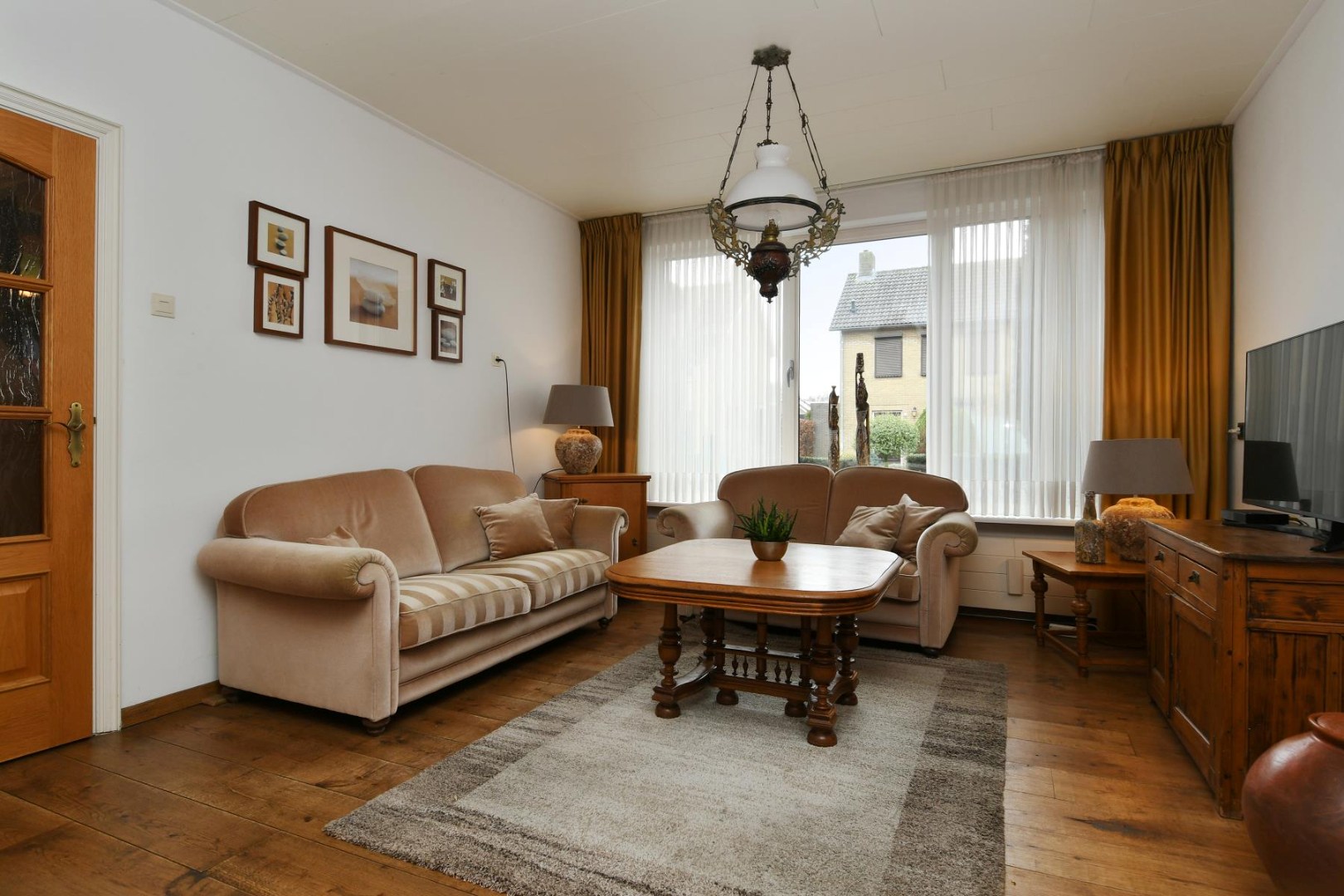 Geschakelde 2-onder-1-kap woning met serre, vier slaapkamers en inpandige garage gelegen nabij het centrum van Panningen 