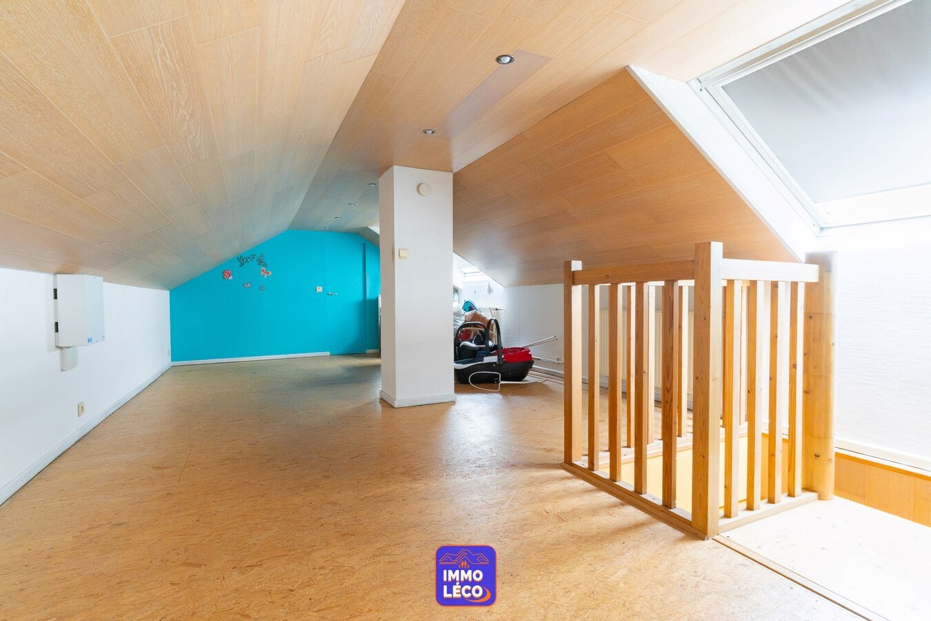 Villa "Semi Plain-Pied" érigée sur 2840m² avec grand étang, 2 garages &amp; parking privatif. 