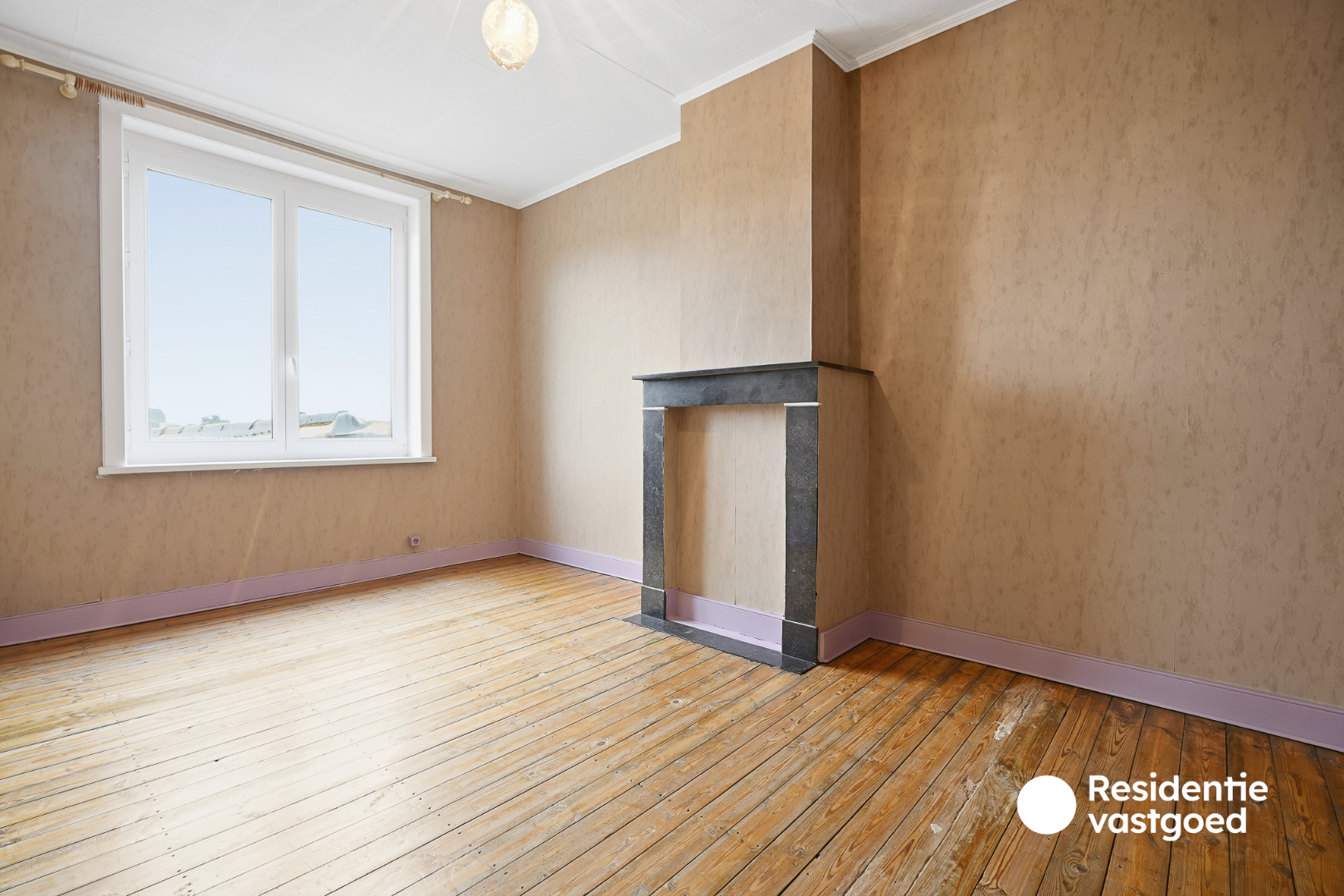 Veelzijdig eigendom met handelsruimte, ruime woning en bouwgrond in centrum Merkem! 