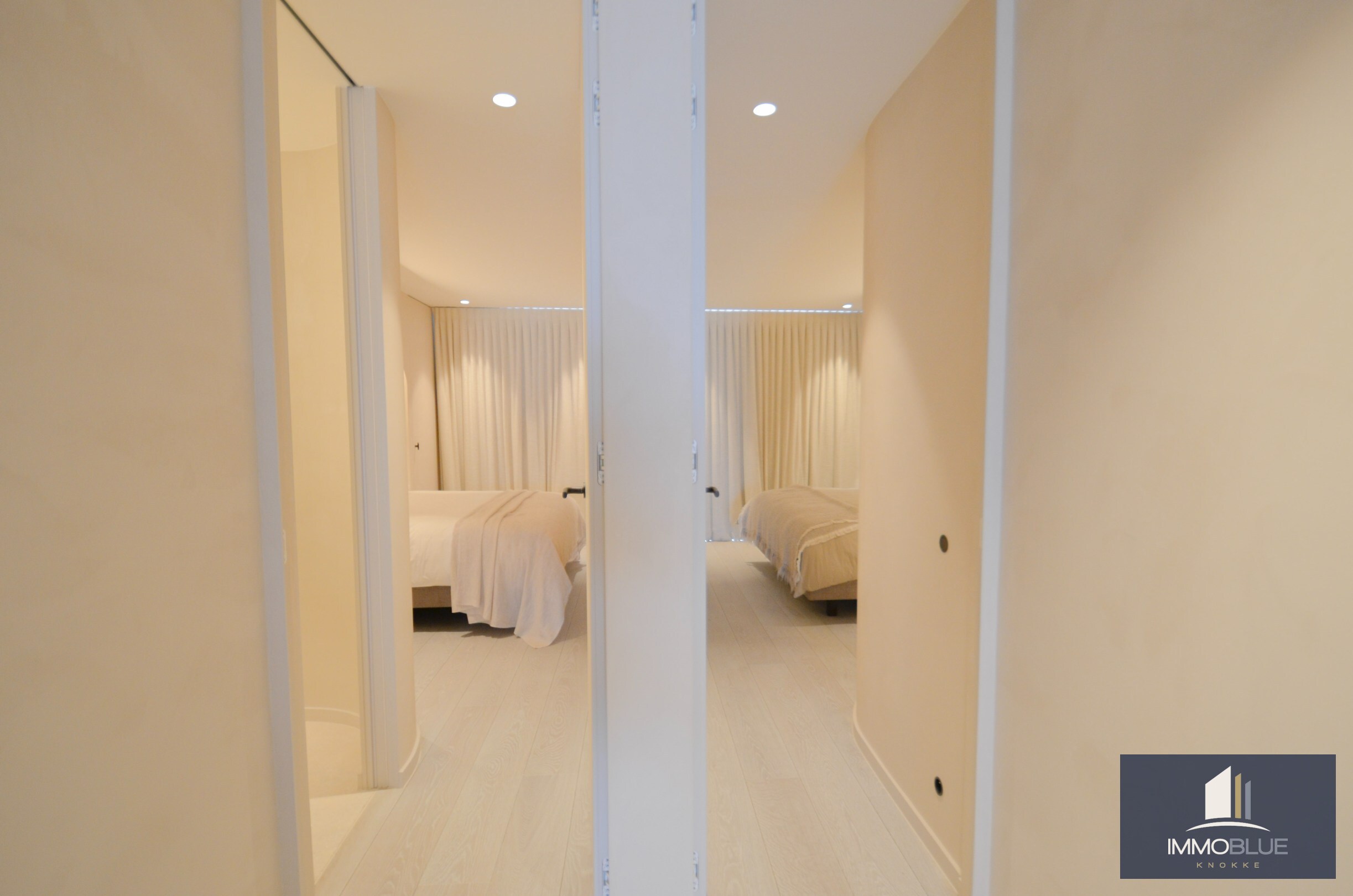 Appartement exceptionnel avec vue frontale sur la mer et une façade d’environ 11,5 mètres, situé au Zoute. 