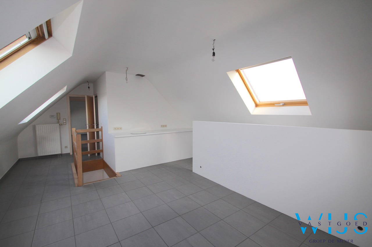 Zeer ruim lichtrijk appartement met 4 slaapkamers ! 