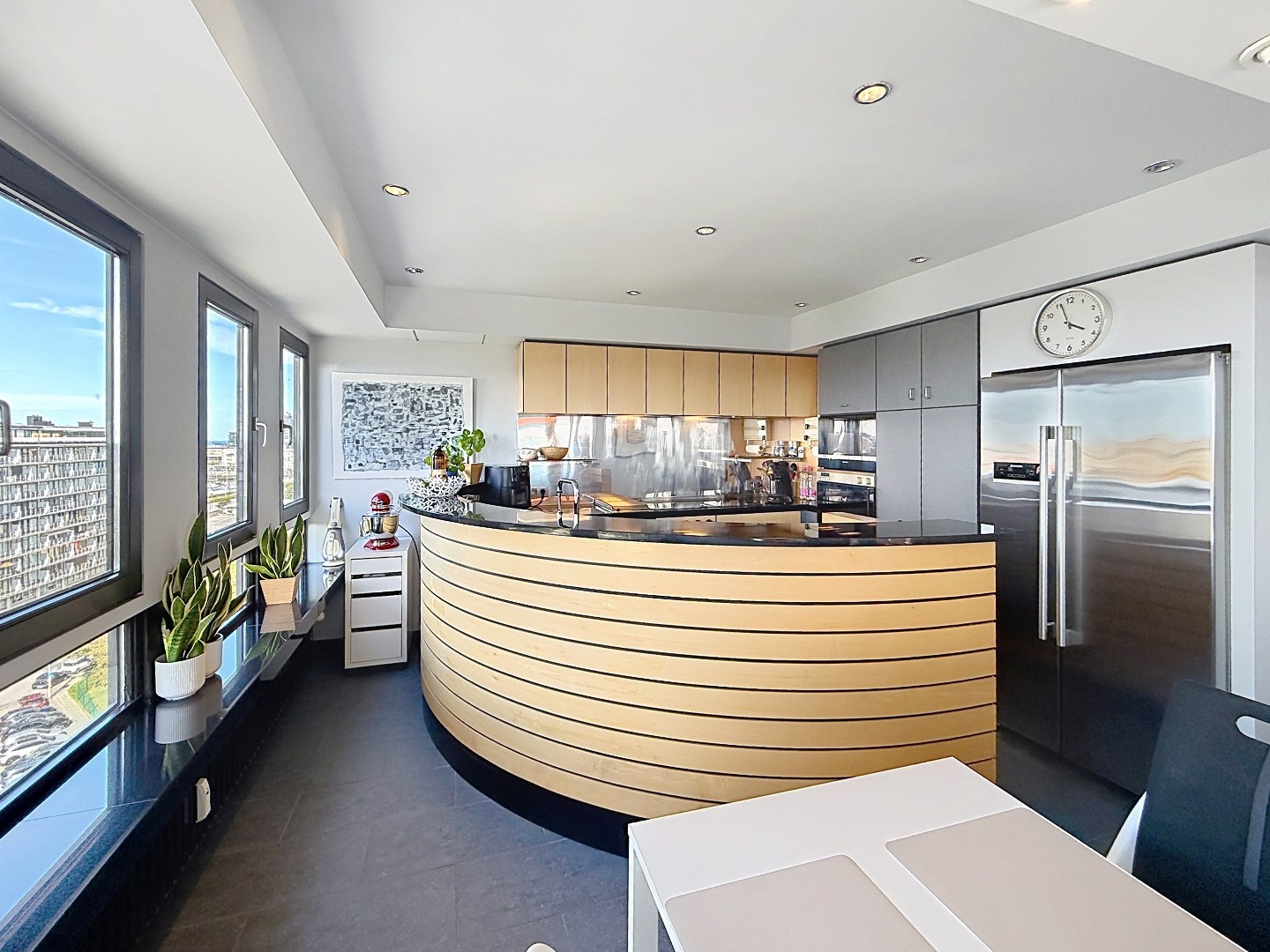 Appartement prêt à emménager exceptionnellement bien situé avec une vue magnifique sur le port de plaisance. 