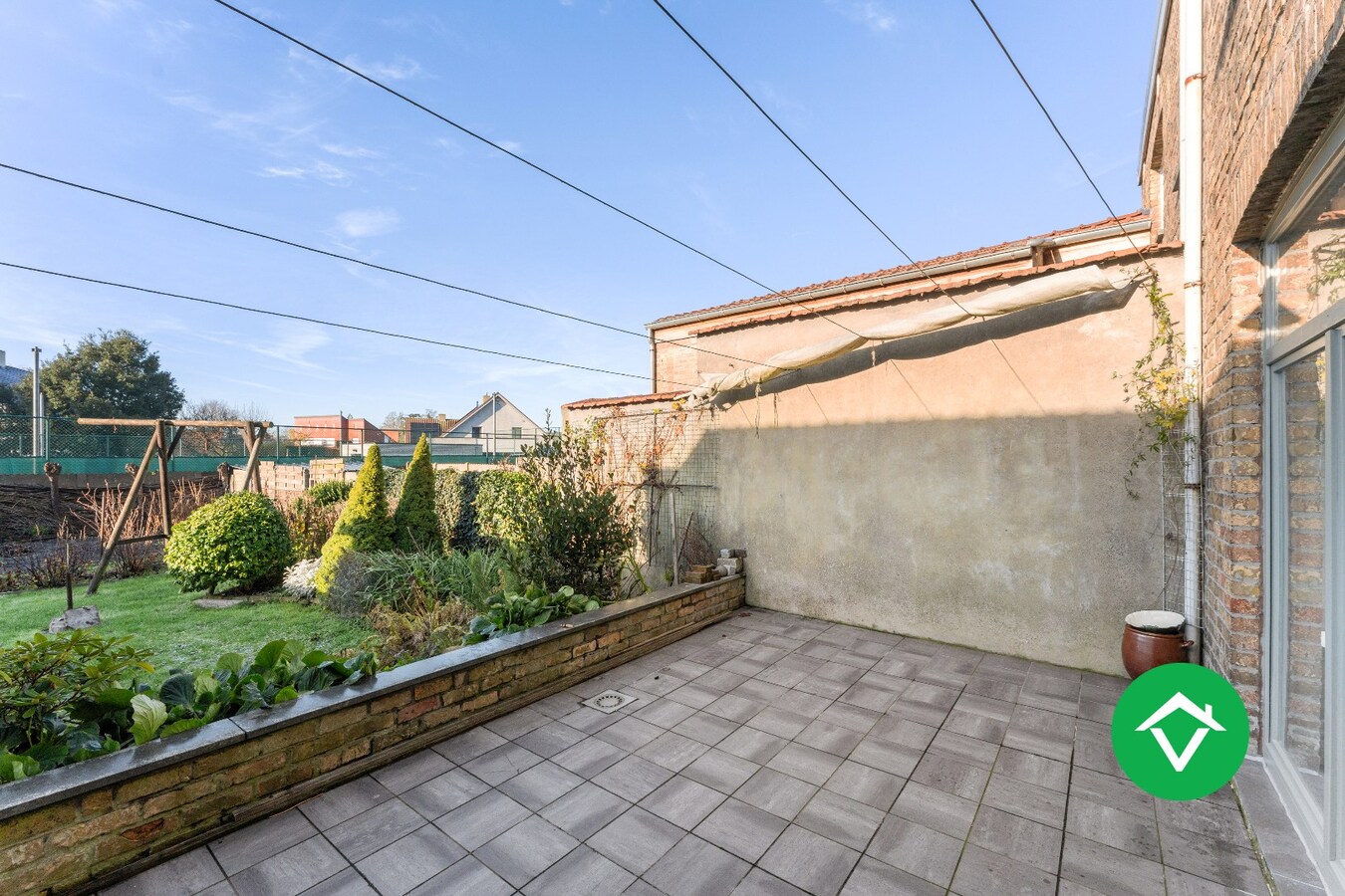 Ruim herenhuis met 4 slaapkamers en aparte garagebox in centrum Gistel 