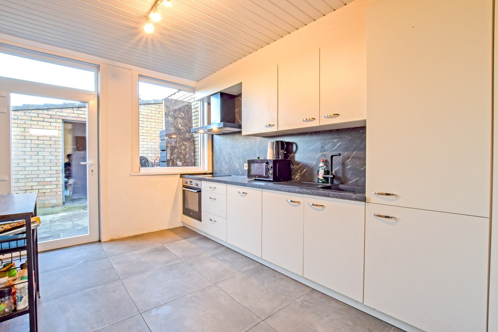 Instapklare woning met zongerichte tuin te Beauvoorde! 