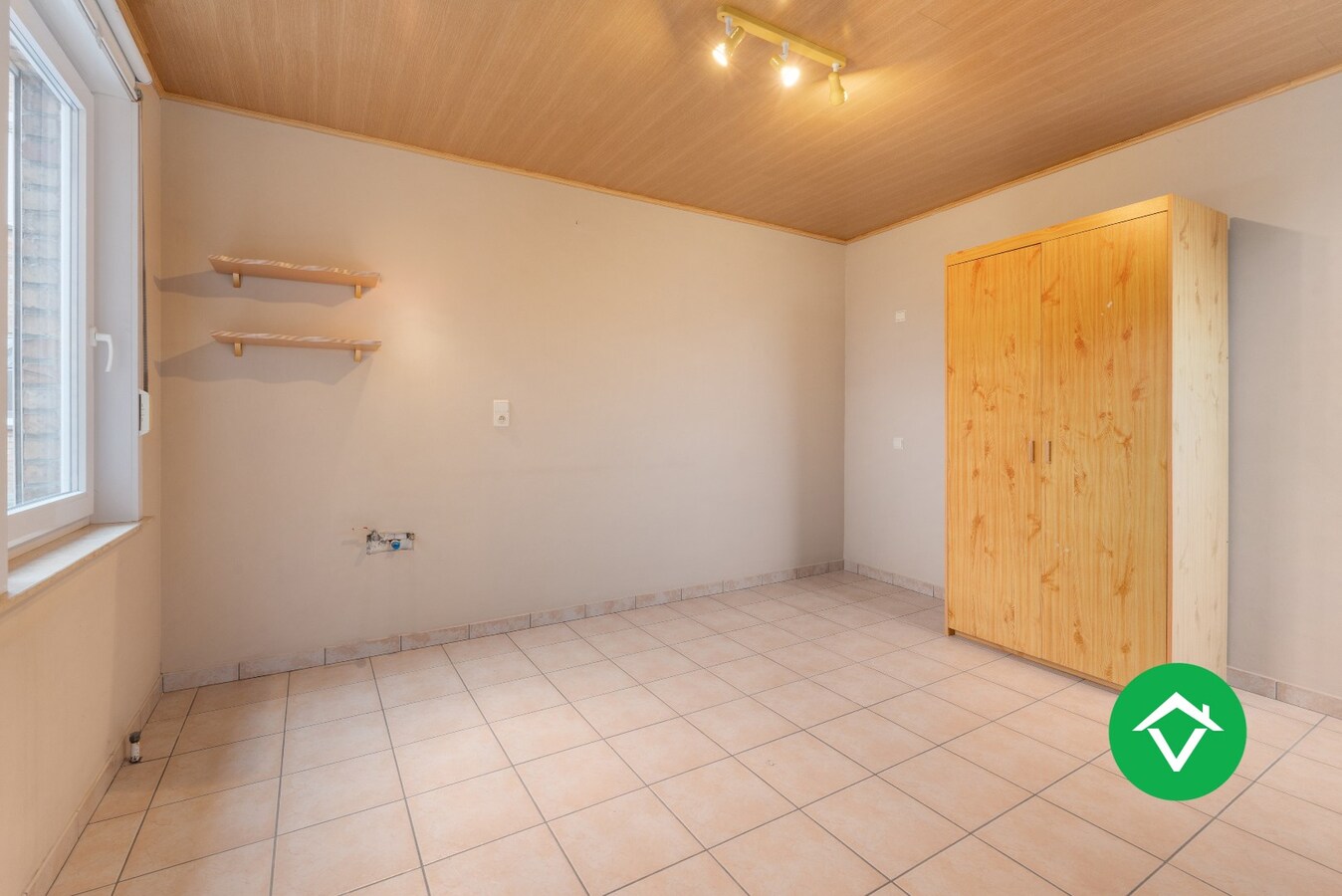 Veelzijdig handelspand met woonst en twee verhuurde appartementen in centrum Aartrijke 