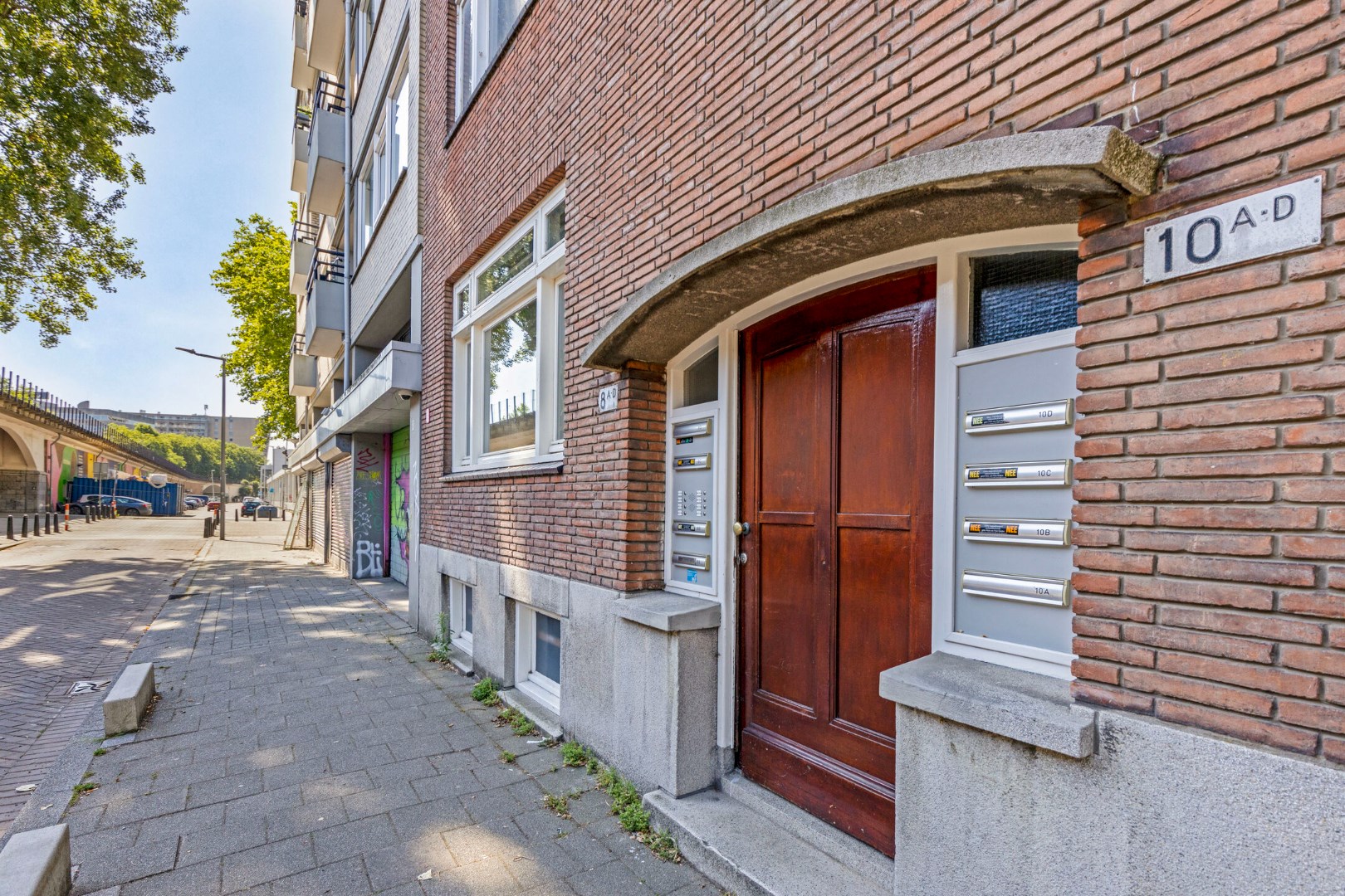Turn-key 2 kamer (voorheen 3) appartement op steenworp afstand van Rotterdam centrum met een nette keuken, royale woonkamer en gelegen op eigen grond! 