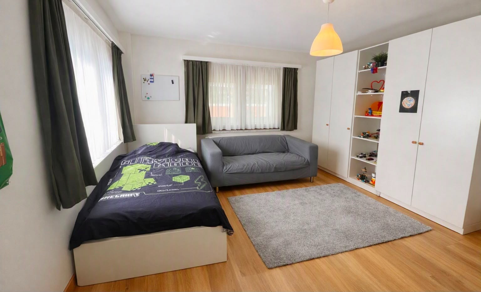 Gerenoveerde halfopen bebouwing met 4 slaapkamers, bureau, tuin en garage in Brasschaat 