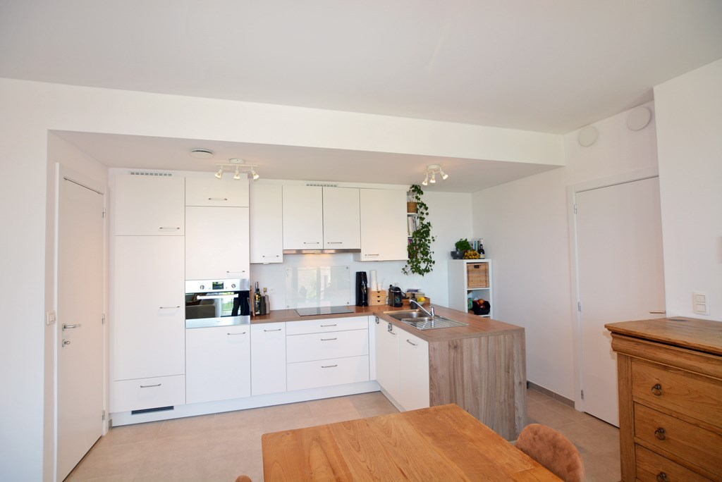 Modern, energiezuinig appartement met 2 slpks, terras, autostaanplaats en kelderberging. 
