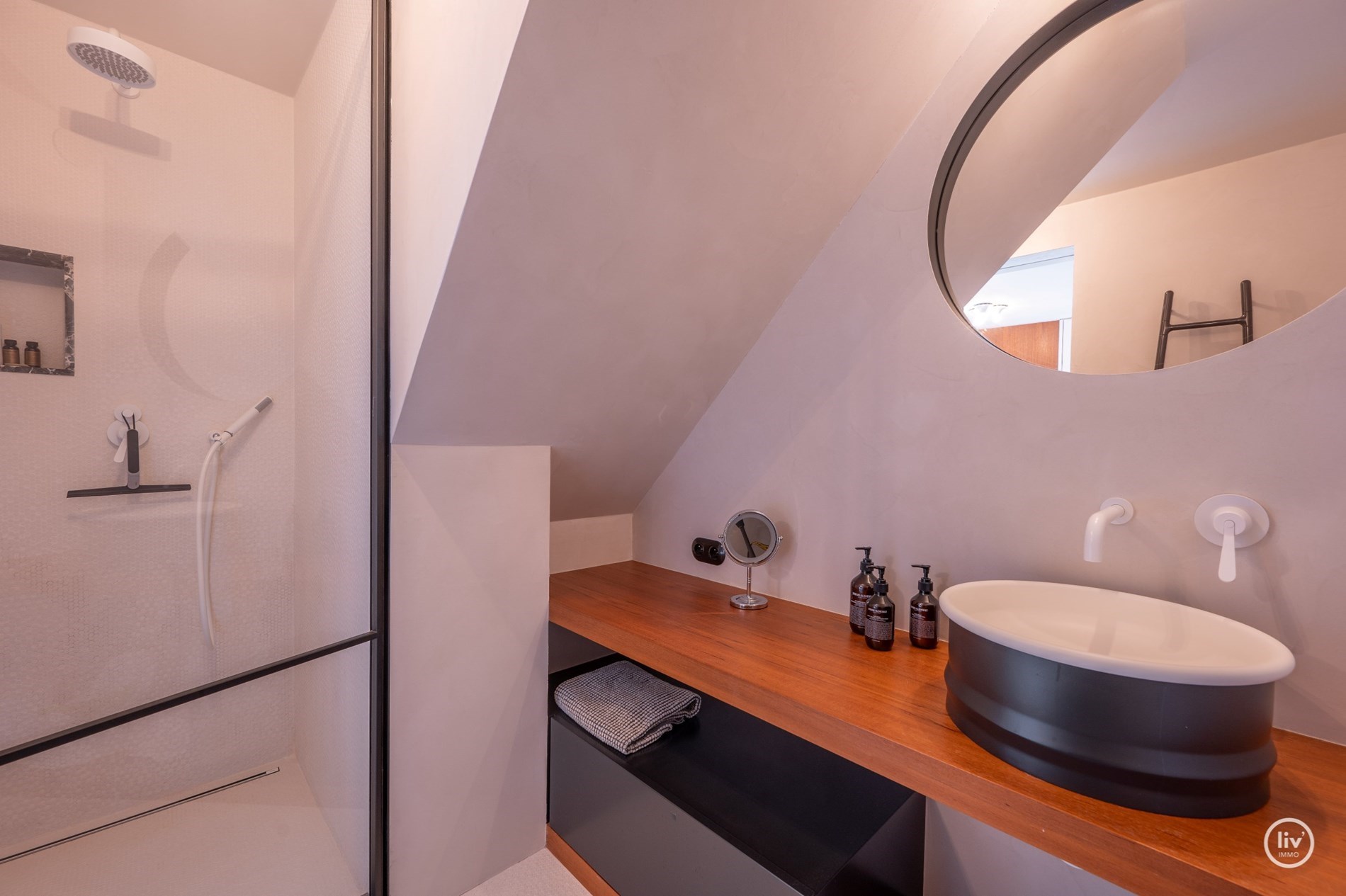 Uniek afgewerkt duplex dakappartement met mooie terrassen gelegen aan de zuidkant van de Kustlaan, vlakbij het Driehoeksplein. 