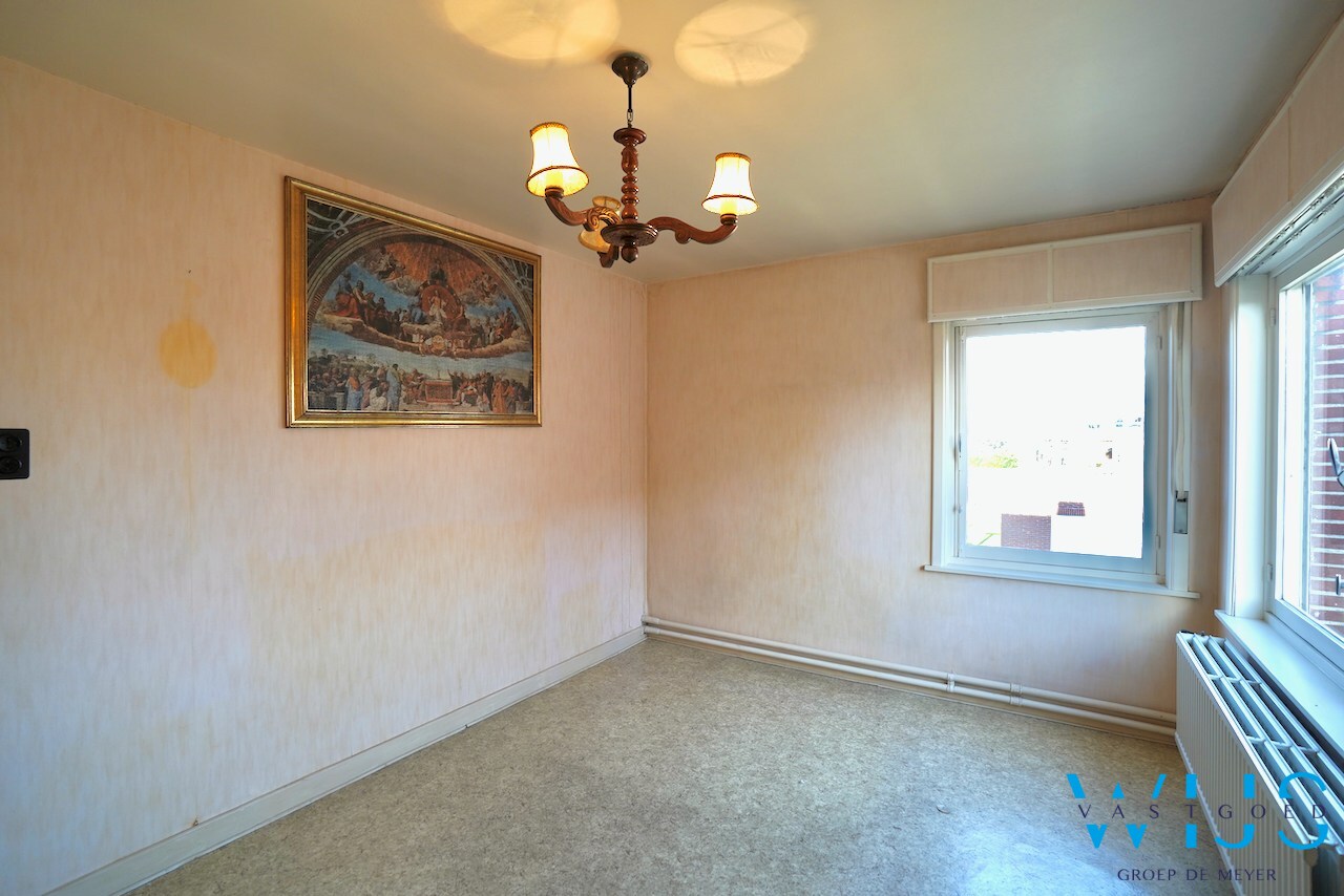 Halfopen bebouwing met vernieuwd dak en topligging in hartje Evergem ! 