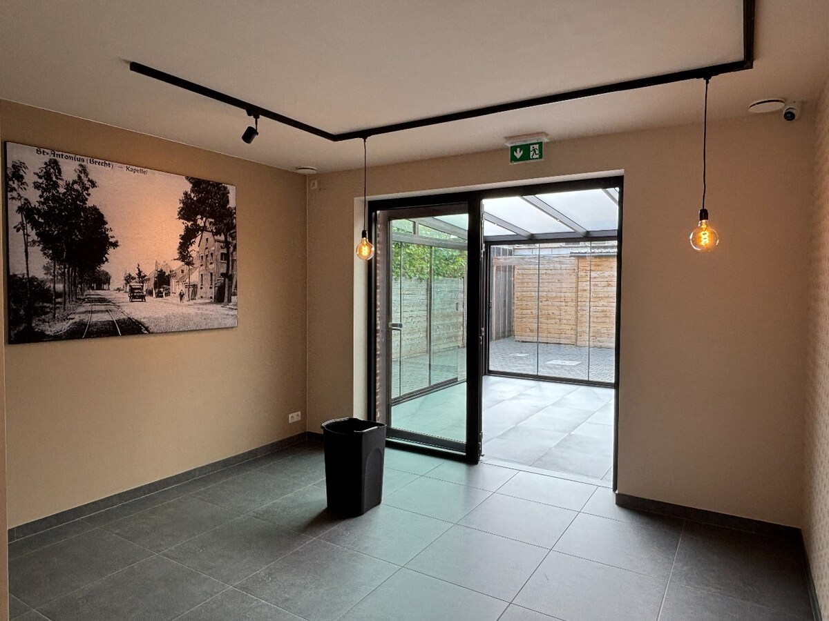 Instapklaar handelsgelijksvloers 90 m² met ruim terras  in het centrum Sint-Antonius naast Bpost. 