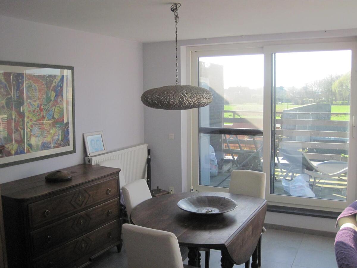 Ruim 2-slp-appartement met groot zonneterras én garage. Geen vaste kosten ! 