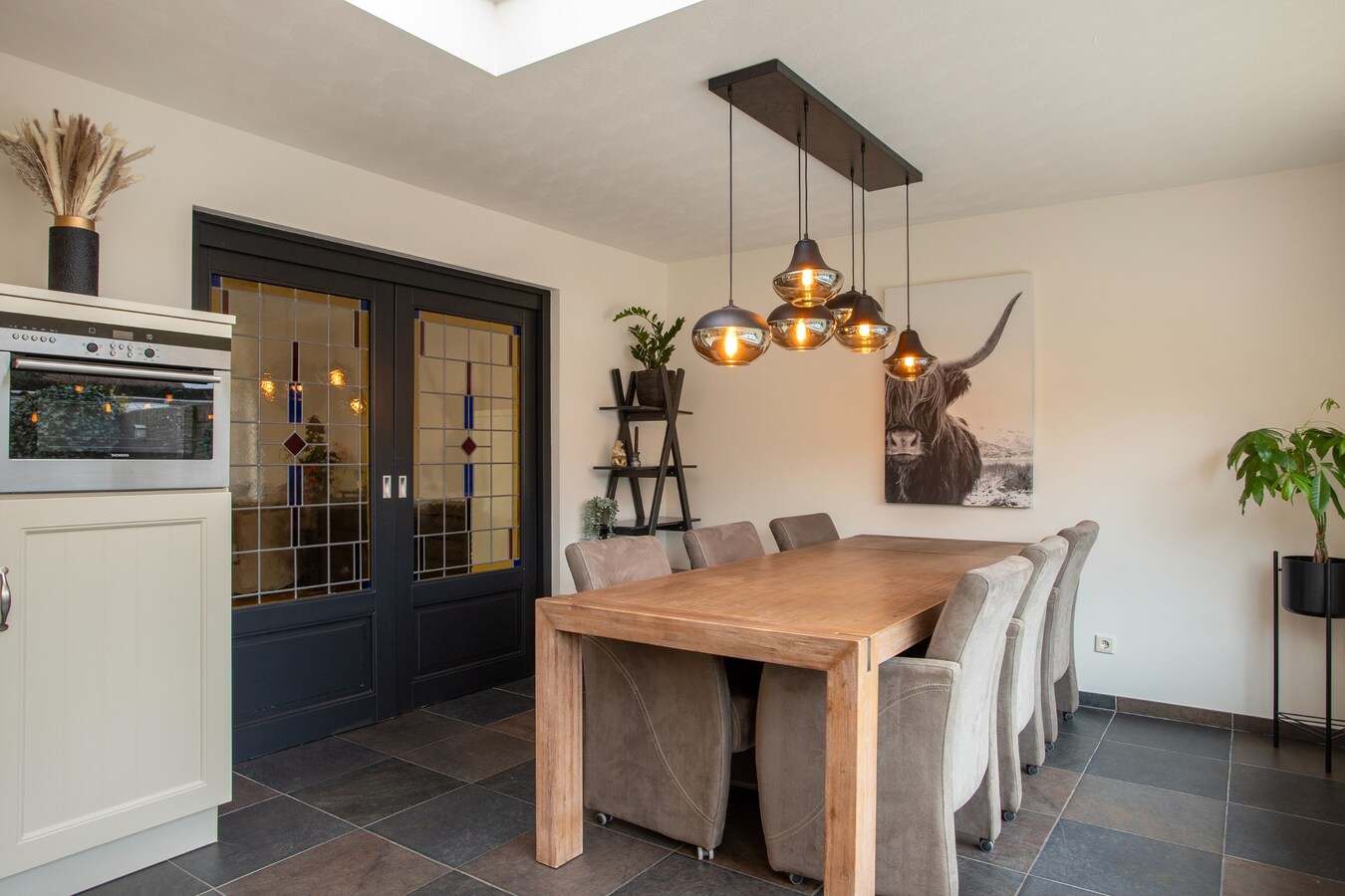 Welkom in deze verrassend ruime en charmante hoekwoning nabij het centrum van Reusel! 