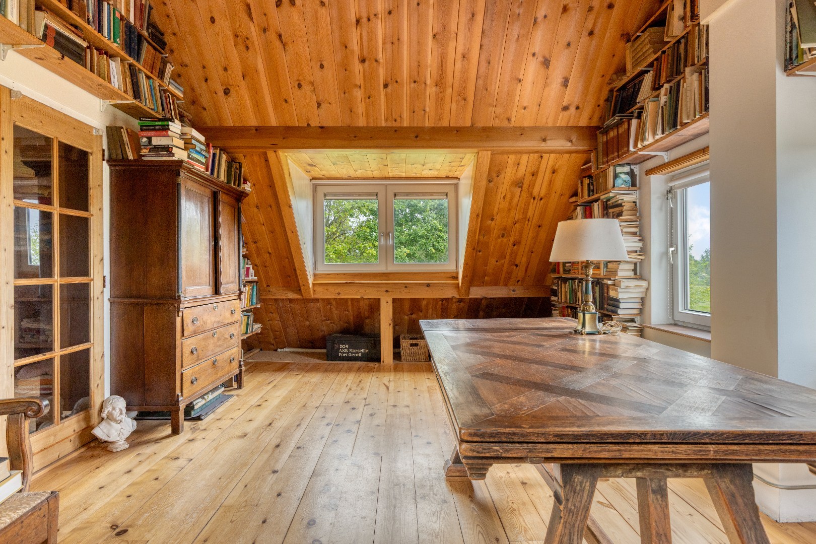 Een plek als deze komt zelden beschikbaar: een unieke combinatie van wonen tegen de duinen aan en nabij het strand en nabij de boswachterij op één van de meest geliefde plekken van de Zeeuwse kust. Bi 