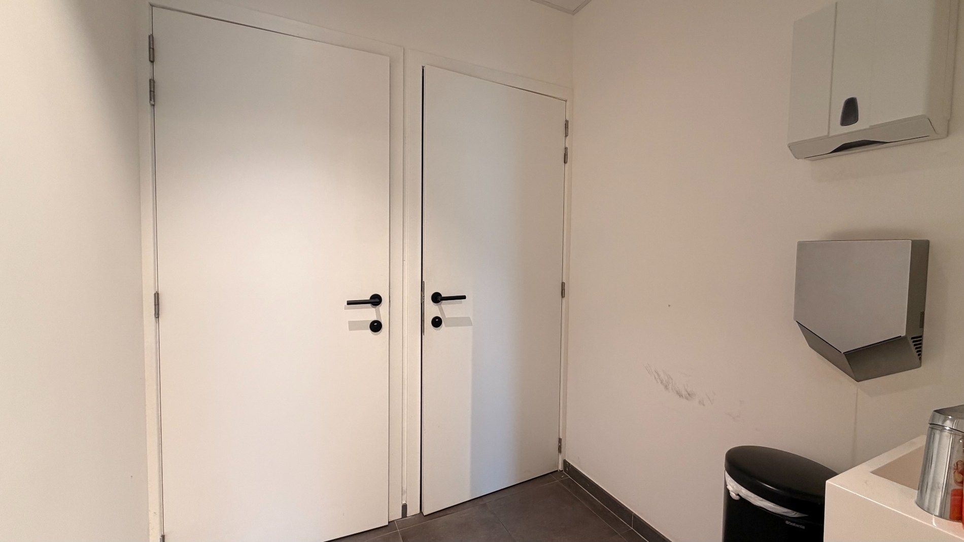 Instapklare kantoren met ruime parking te huur in Mechelen