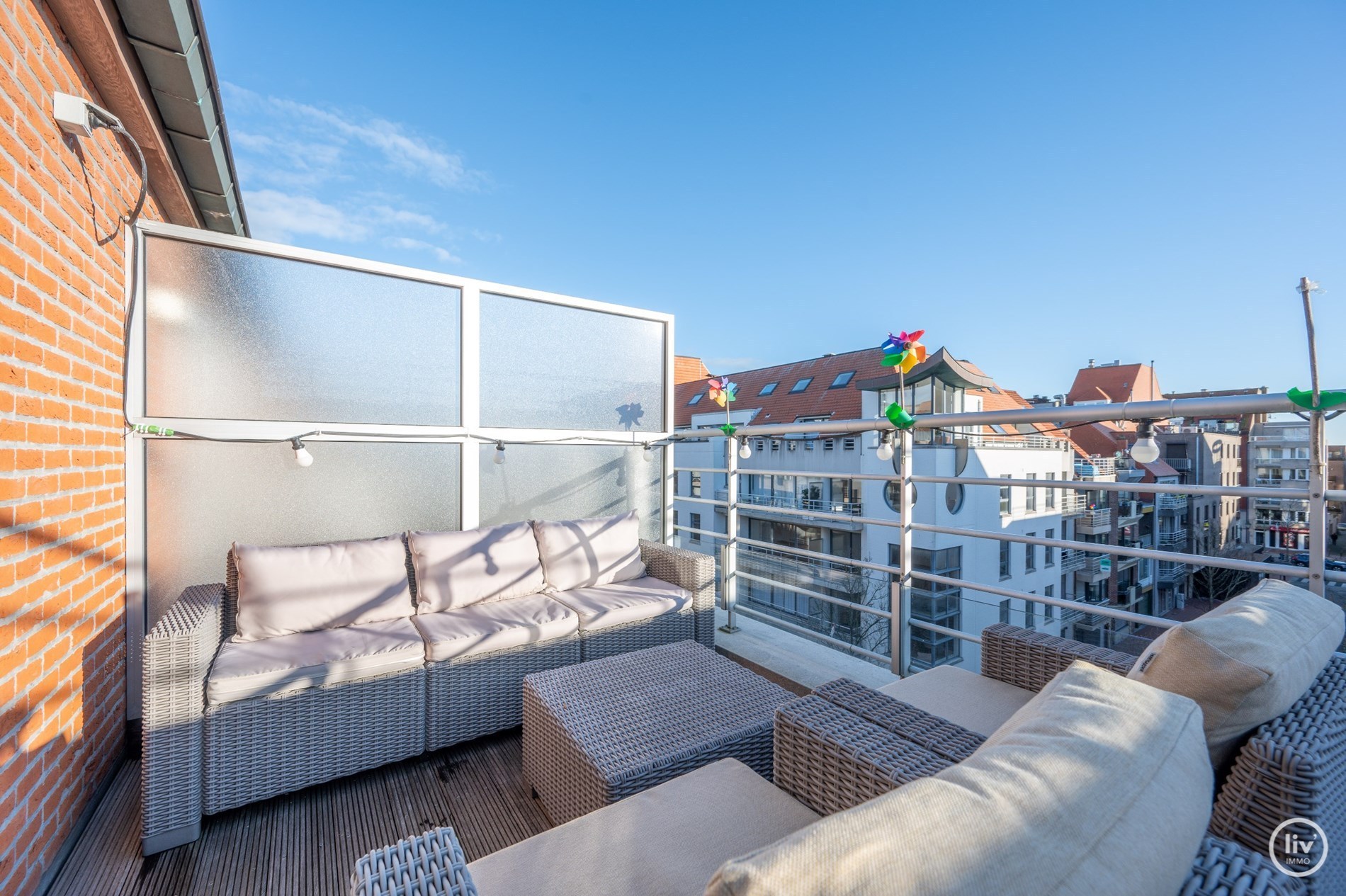 Appartement spacieux avec 3 chambres et 2 salles de bains à Knokke avec vue dégagée sur la rue. 