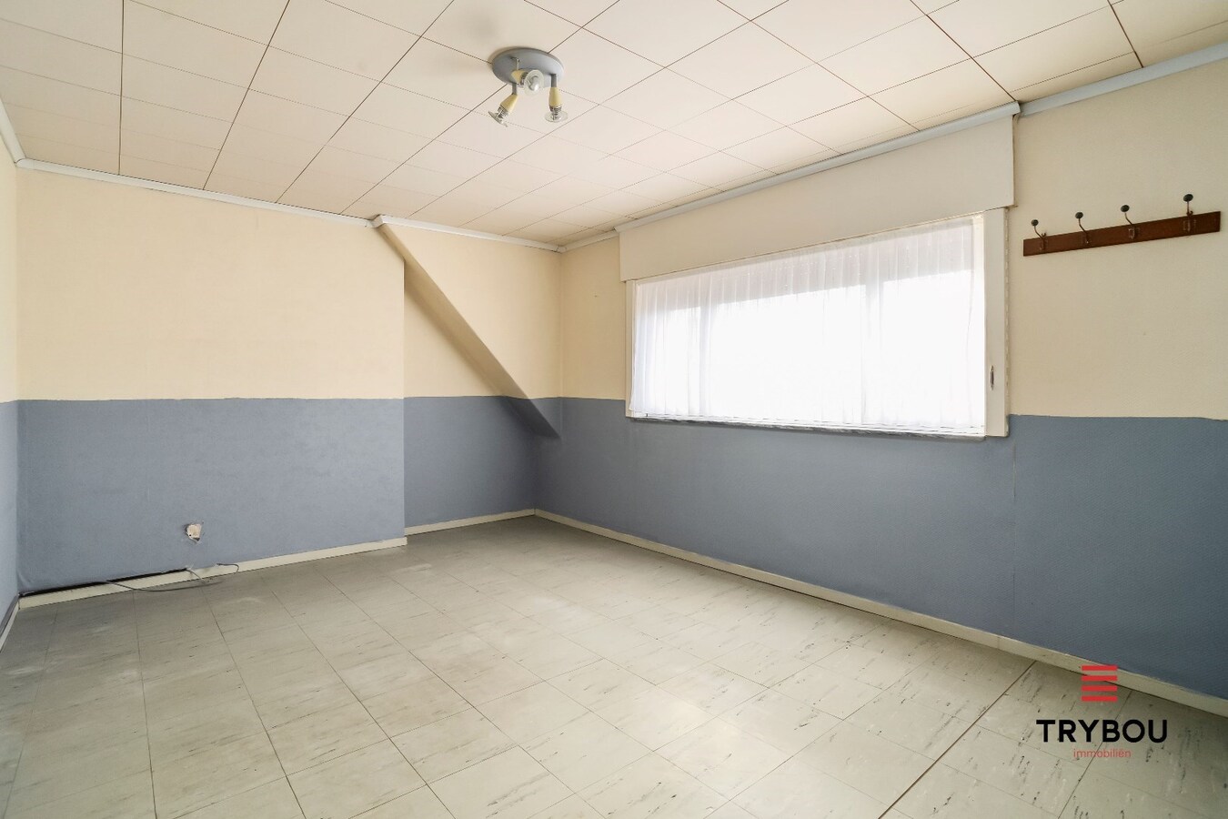 Halfopen woning met drie slaapkamers op ruim perceel van 770 m² 