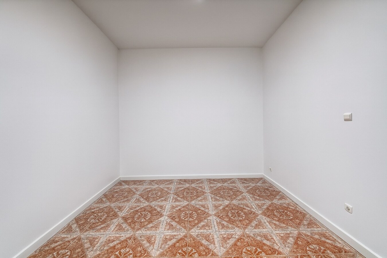 Te koop: Uitzonderlijk ruime stadswoning met 6 slaapkamers, garage en tuin in het hart van Sint-Niklaas! 