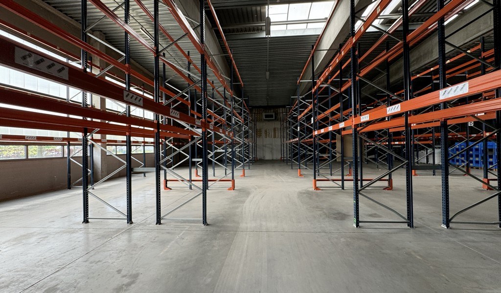 Bedrijfsgebouw met buitenopslag te huur vlakbij E17 in Zwijndrecht