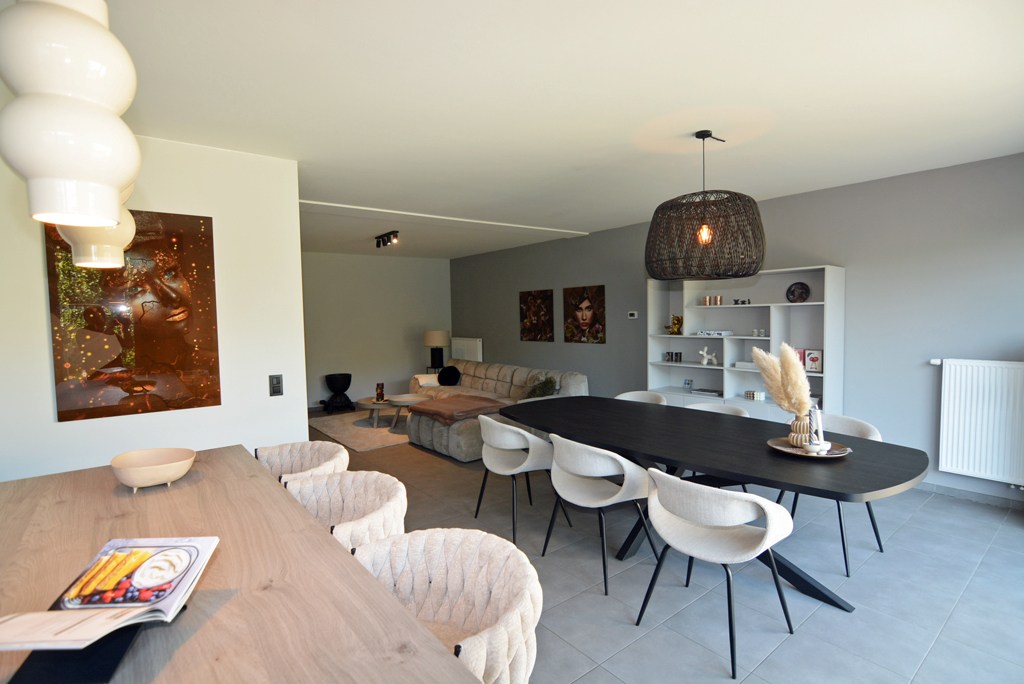 Gelijkvloers appartement met 2 slpk, ruim terras, tuin en 2 autostandplaatsen. 