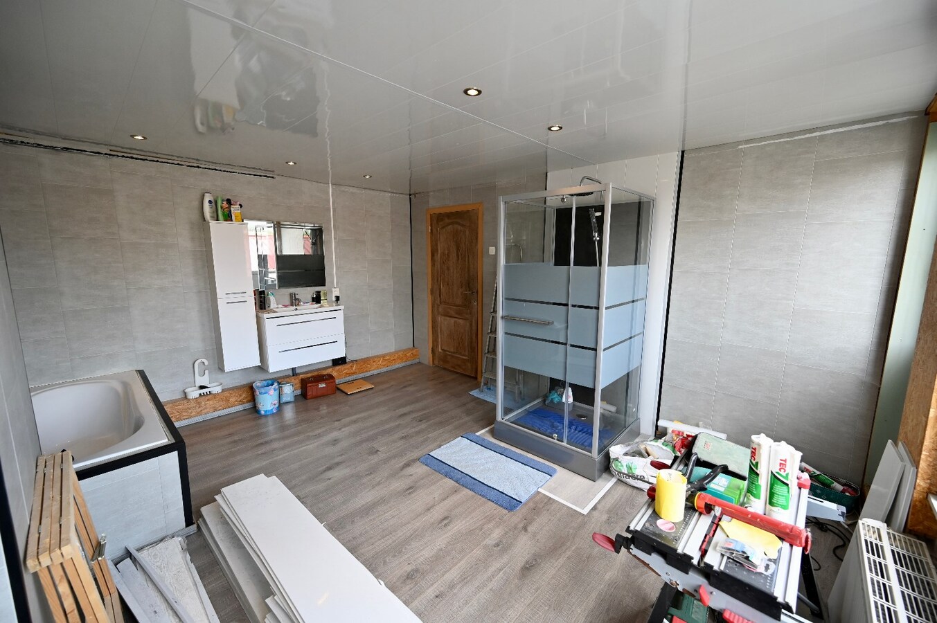 RUIME GEZINSWONING MET STADSTUINTJE NABIJ SPUIKOM 