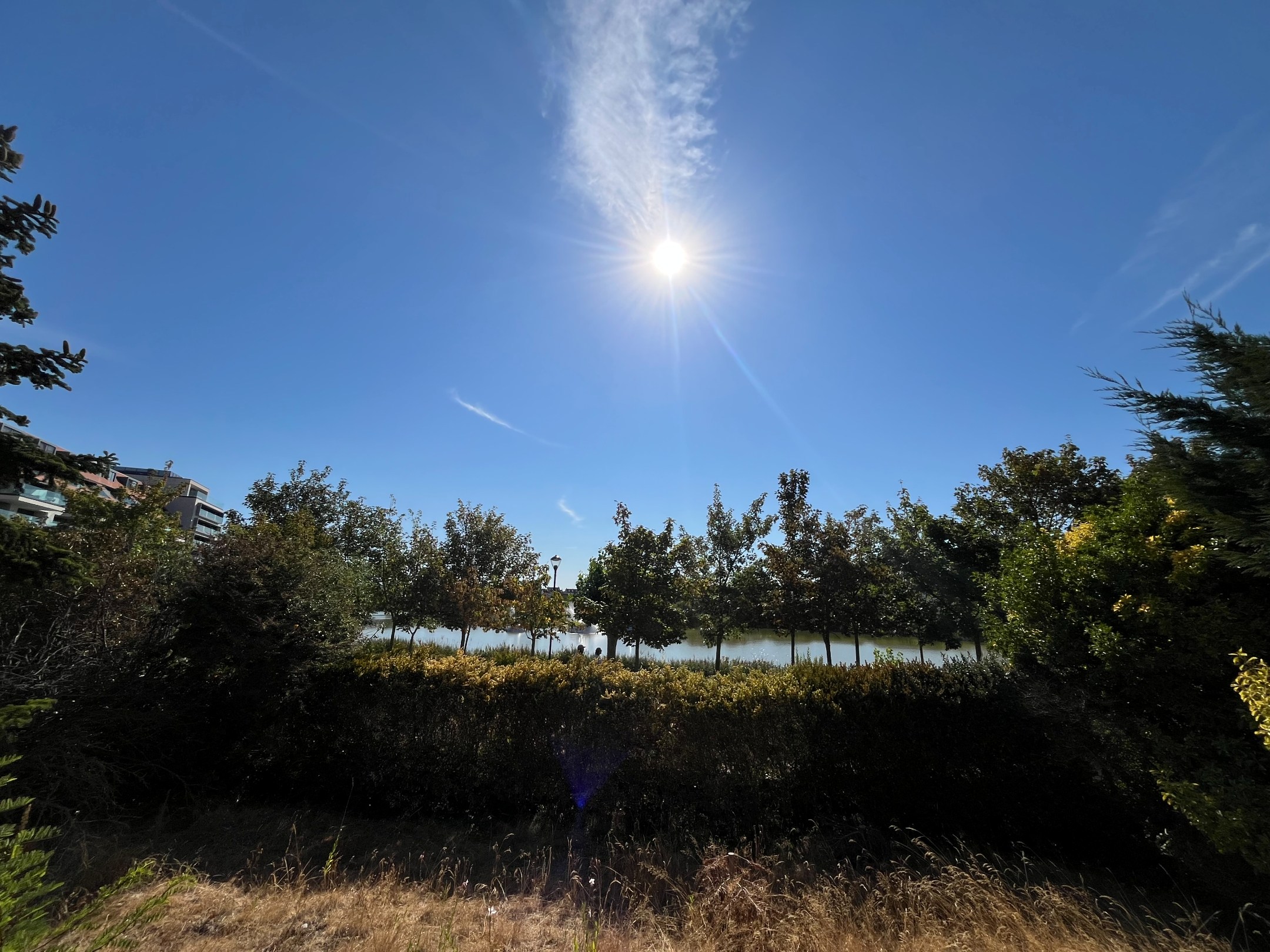 Unieke villa met frontaal zicht op het Zegemeer – uitzonderlijke renovatiemogelijkheid in het hart van Knokke - Meer info op kantoor. 