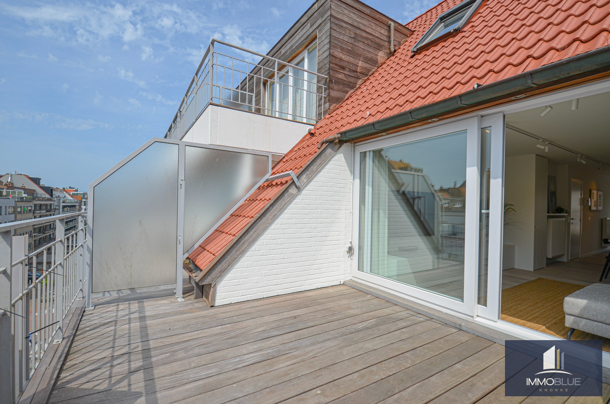 Appartement entièrement rénové avec deux grandes terrasses. 