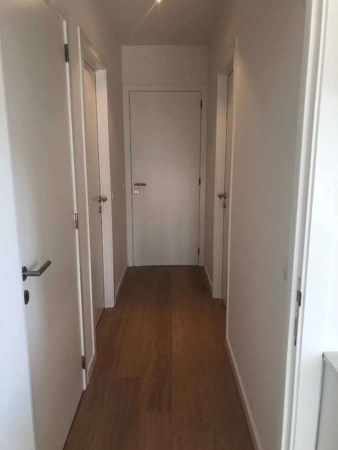 Prachtig nieuwbouwappartement  (geen vaste kosten; met ondergrondse staanplaats voorzien van oplaadmogelijkheid voor elektrische wagen). 