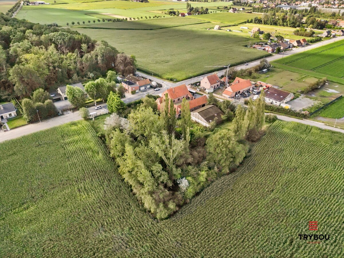 Prachtige hoeve bestaande uit woning met diverse bijgebouwen 