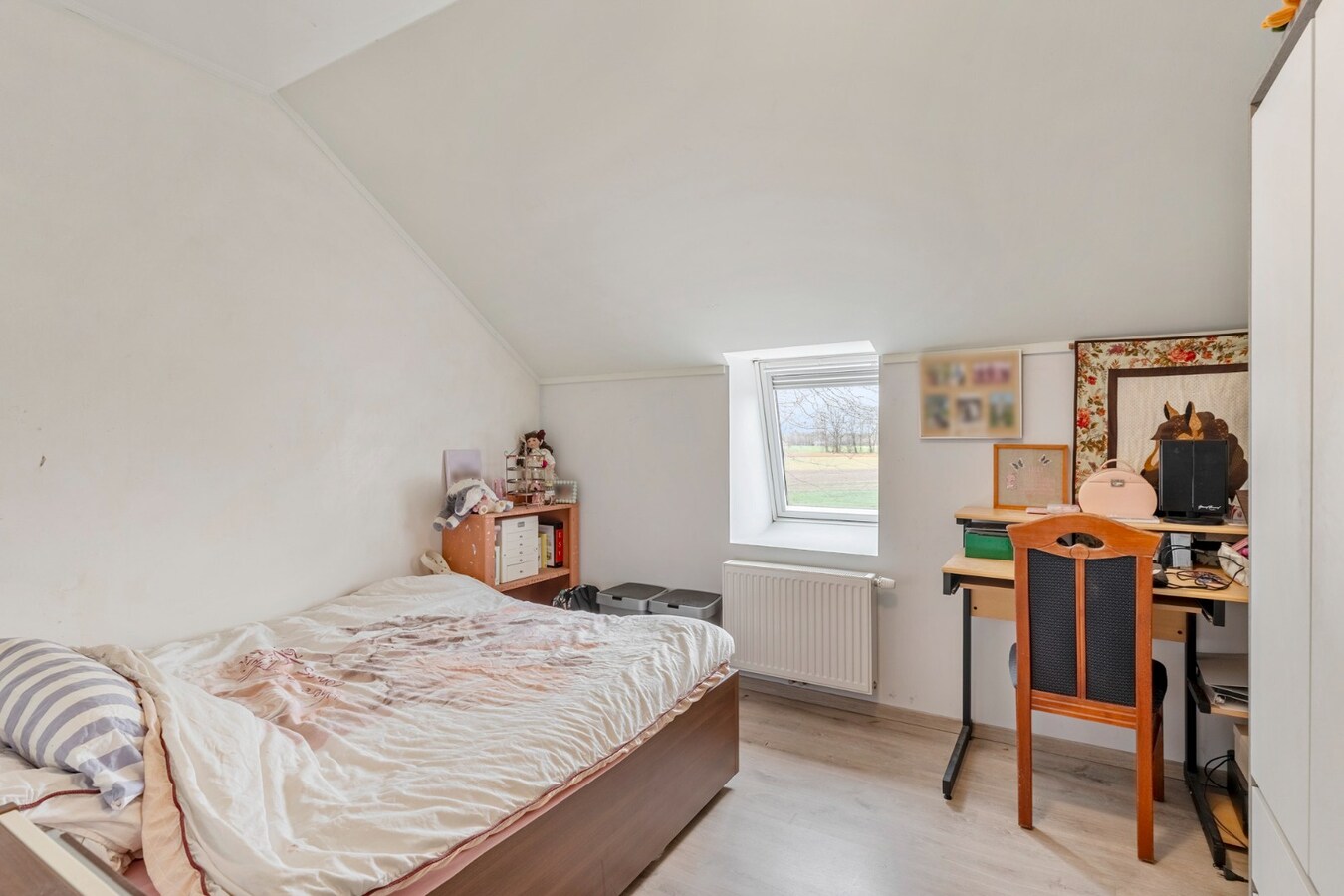 Vrijstaande, zeer verzorgde woning met aangrenzende, uitgeruste stalling/loods op een perceel van 72a14ca 