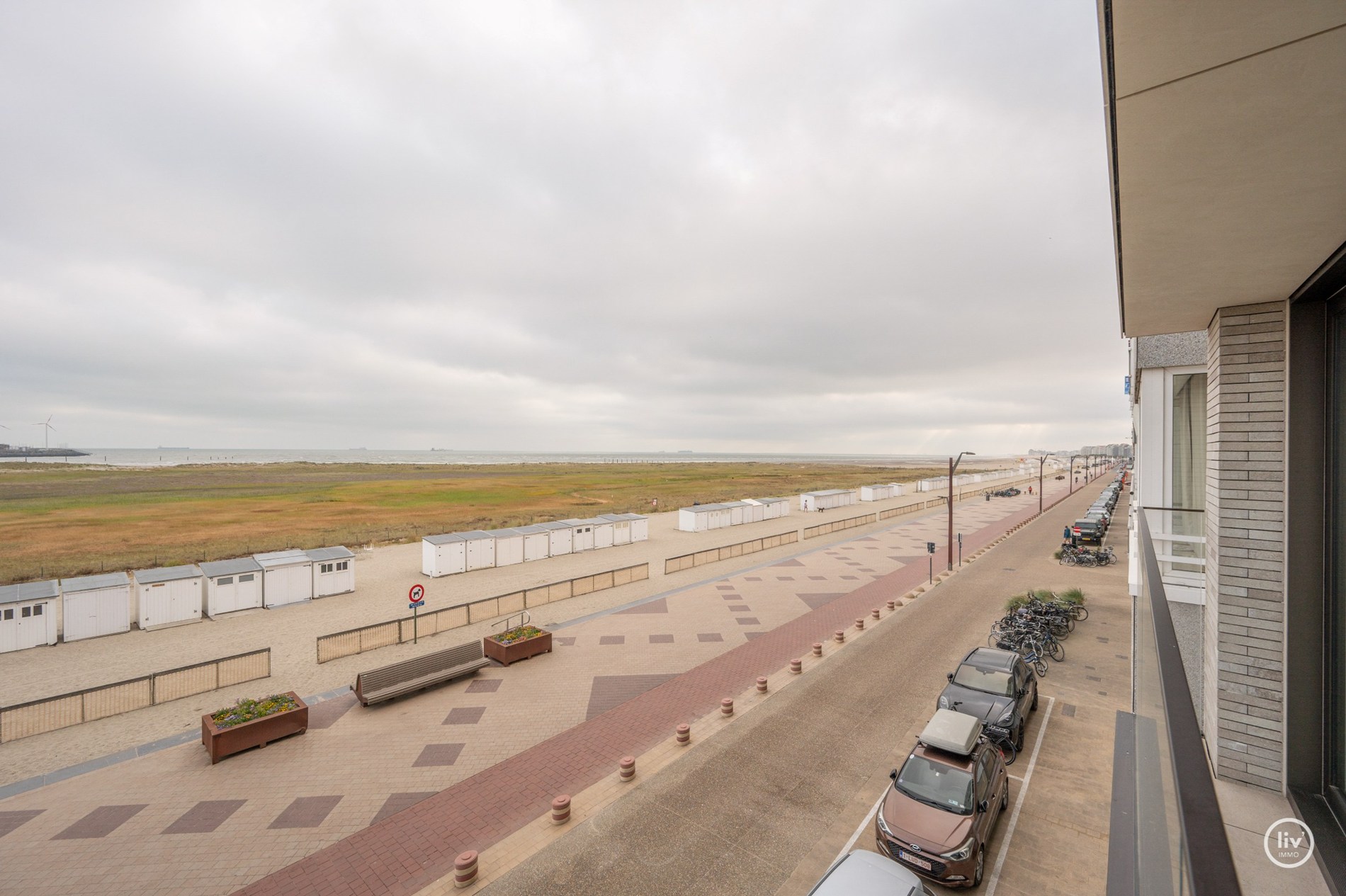 Vivez la sensation côtière ultime dans ce studio récemment rénové et prêt à emménager, idéalement situé sur la digue de Knokke. 