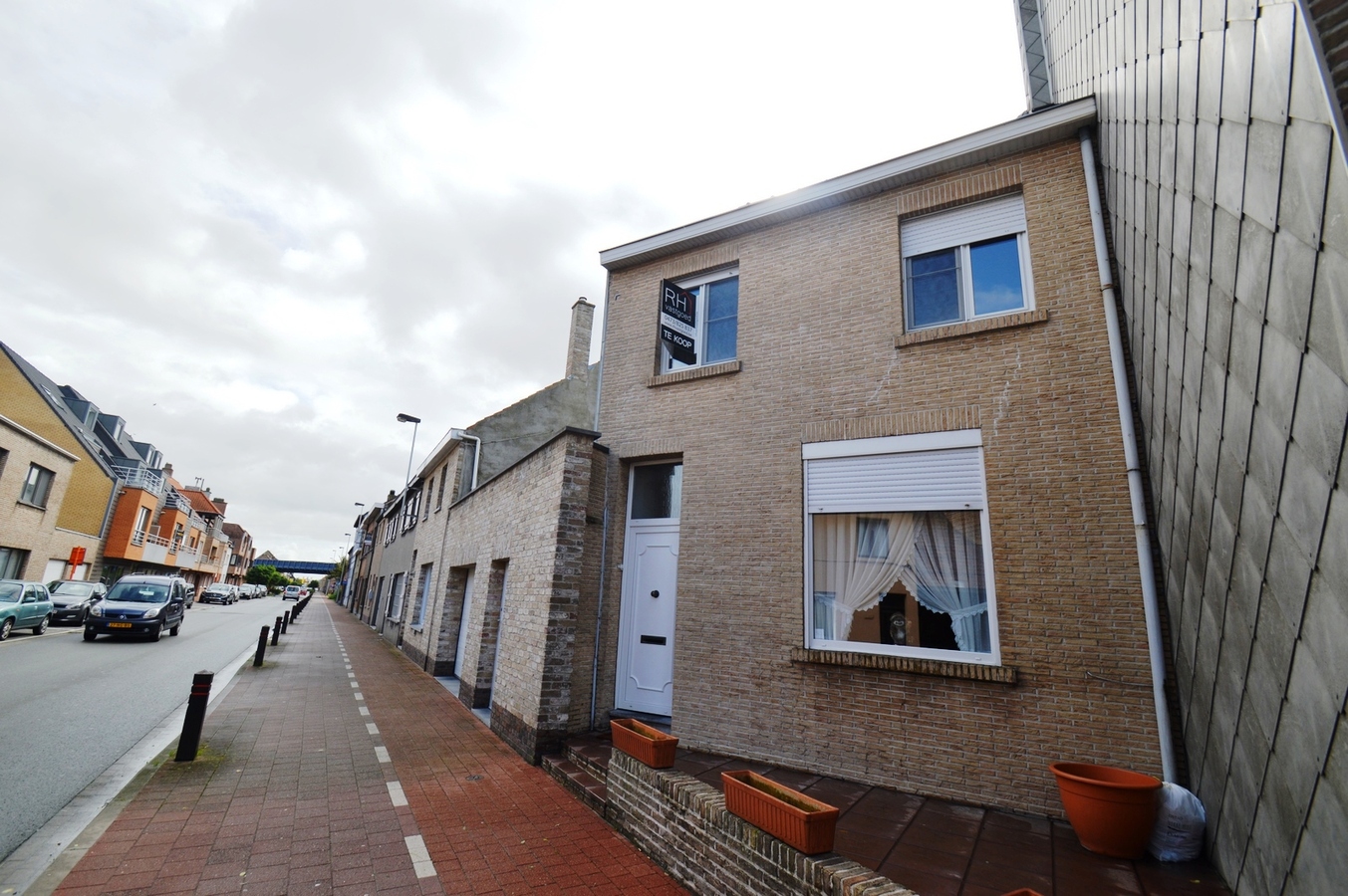 Gezinswoning met zongerichte tuin en achteruitgang - Heist 