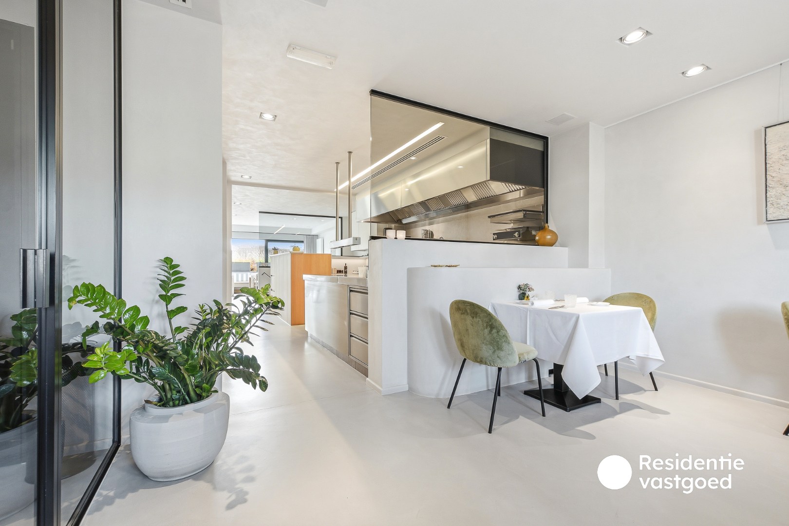 Wonen boven, ondernemen beneden: volledig gerenoveerd restaurant met luxueuze woonst in hartje De Haan 