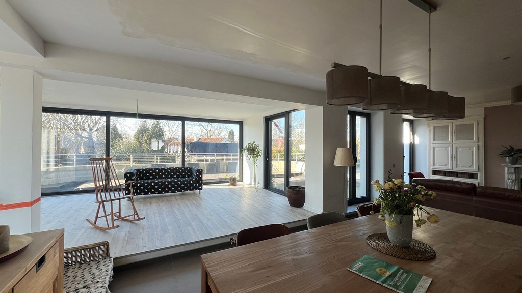 Showroom met werkplaats en appartement te koop in Wondelgem