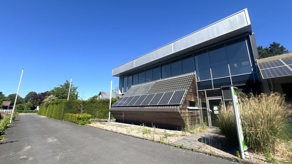 Bedrijfsgebouw met woning te koop vlakbij N60 in Gavere