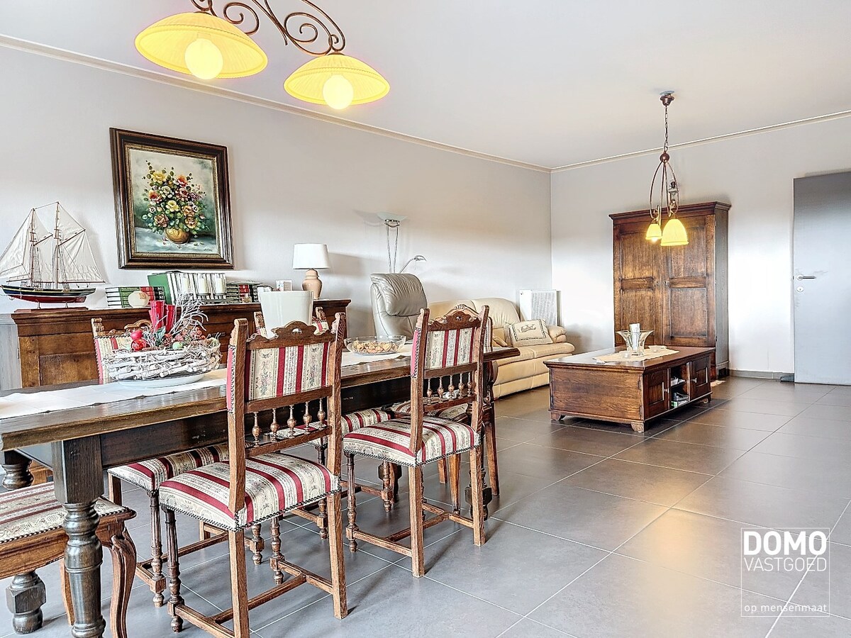 Ruim gelijkvloers appartement voorzien van 2 slaapkamers met zonnig terras in het centrum van Meldert. 