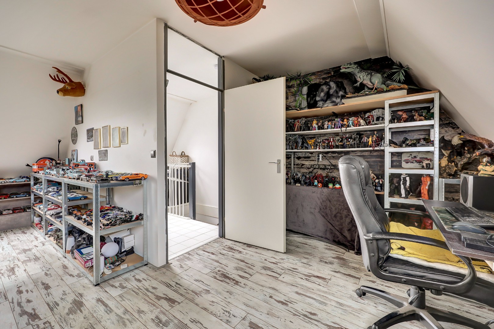 Instap klaar en moderne 4-kamer hoekwoning met 3 ruime slaapkamers, fraaie keuken en badkamer, onderhoudsvriendelijke tuin en gelegen op eigen grond. 