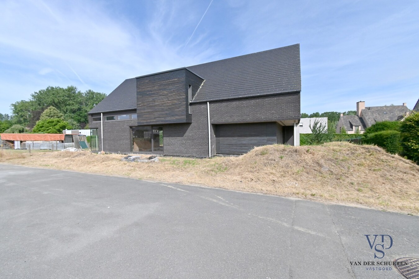 Eigentijdse woning (nog af te werken) te Vurste. 