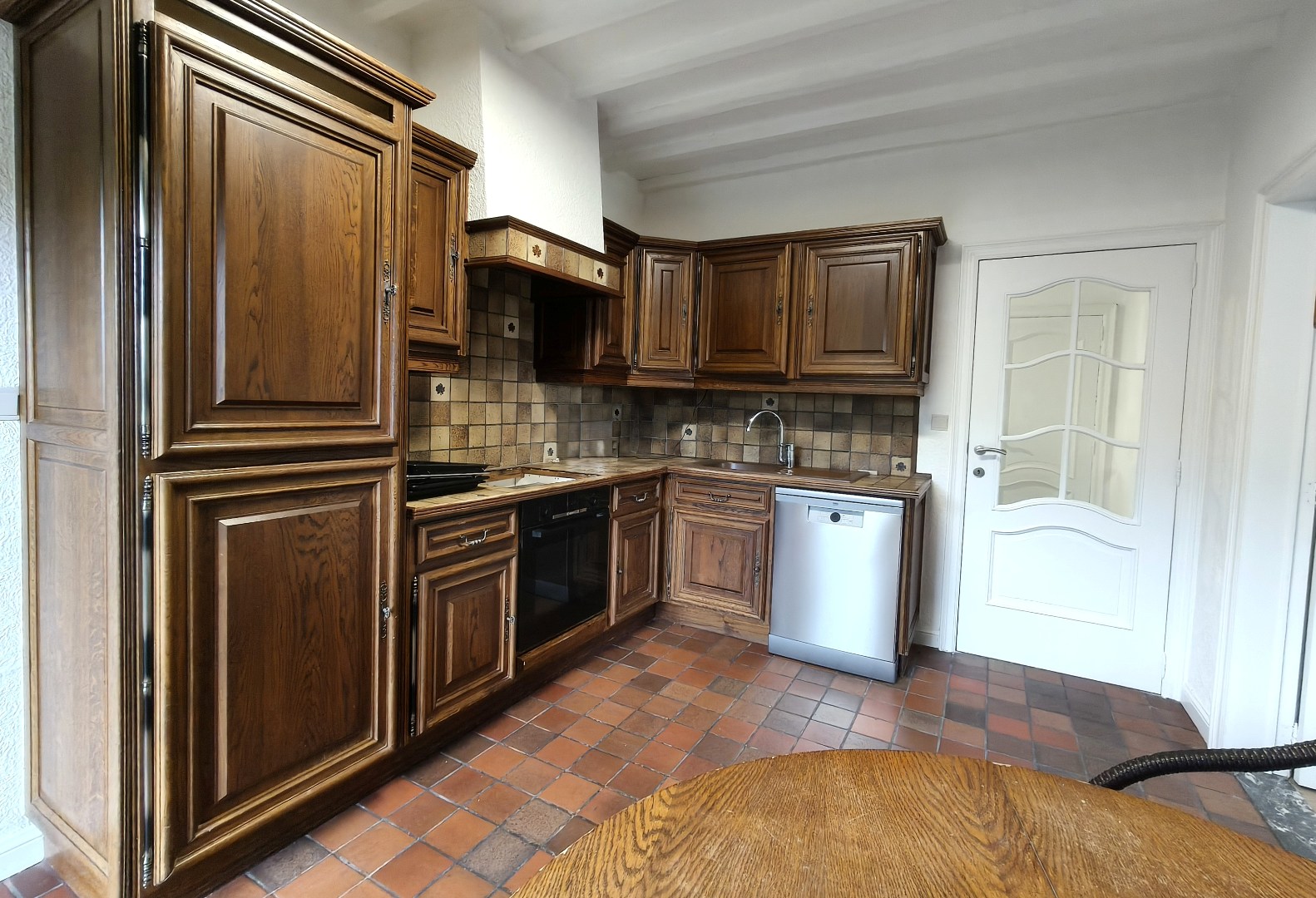 GELIJKVLOERS APPARTEMENT MET GARAGE 