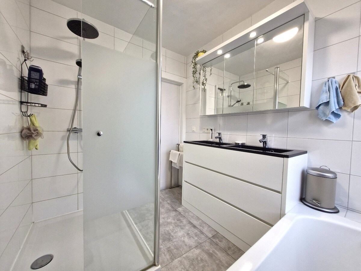 Knap gerenoveerde woning met uitzonderlijk lichtinval in het hartje van Heist 