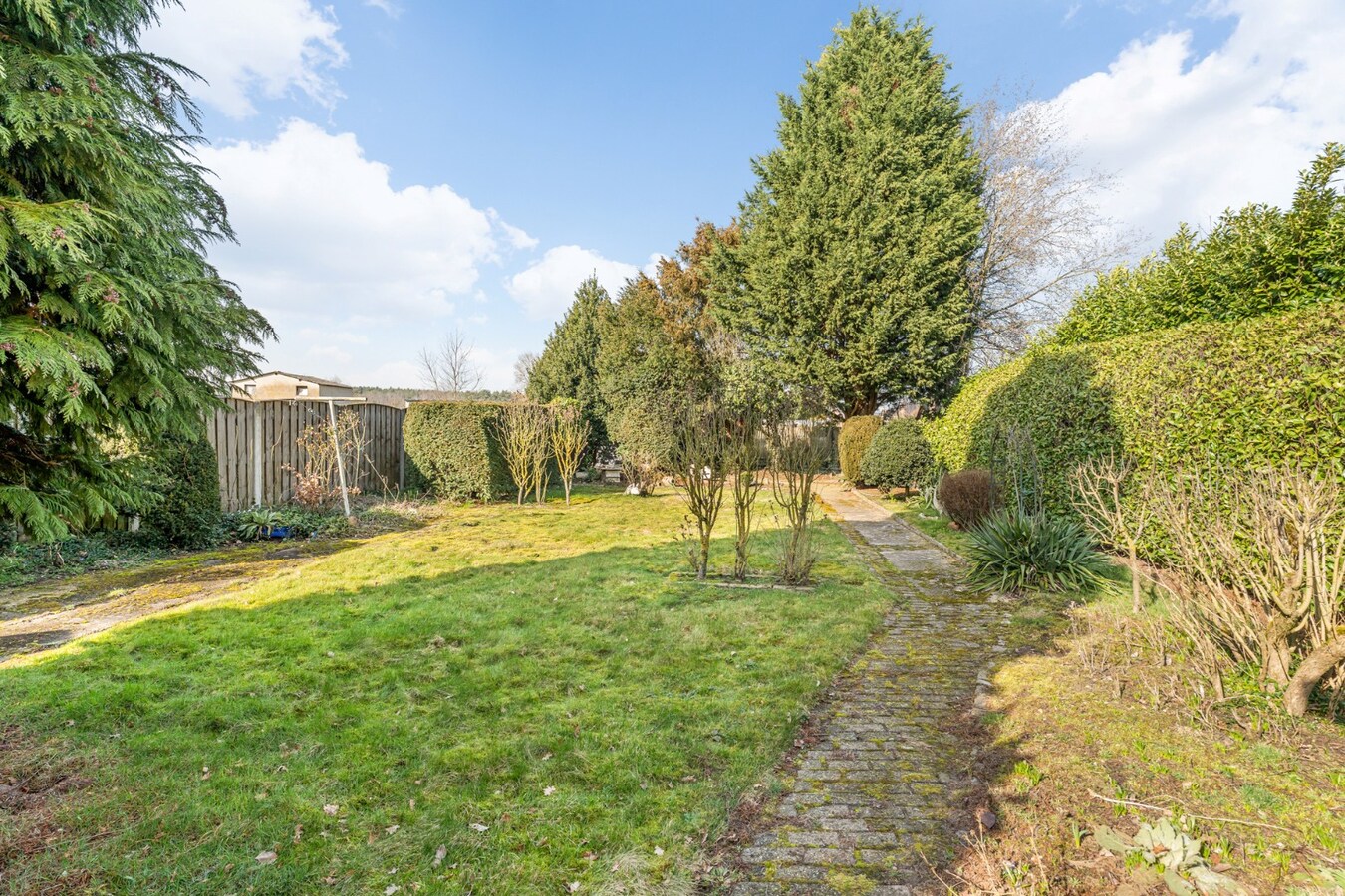 Halfvrijstaande gezinswoning met veel mogelijkheden op een perceel van 8are! 