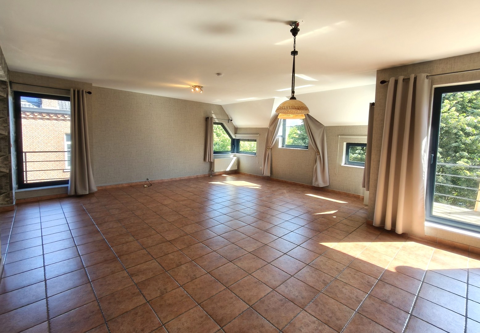 RUIM APPARTEMENT (124M²) MET GARAGE - PRACHTIG GELEGEN 