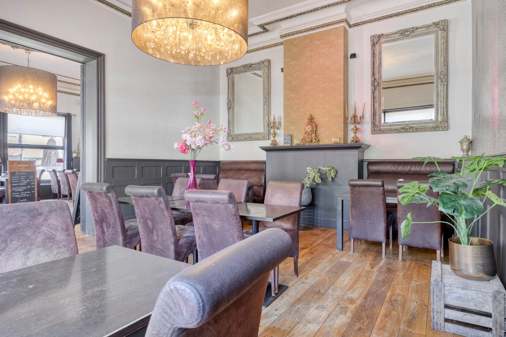 Handelshuis met horecazaak, 2 appartementen en luxueuze loft op toplocatie in Leopoldsburg 