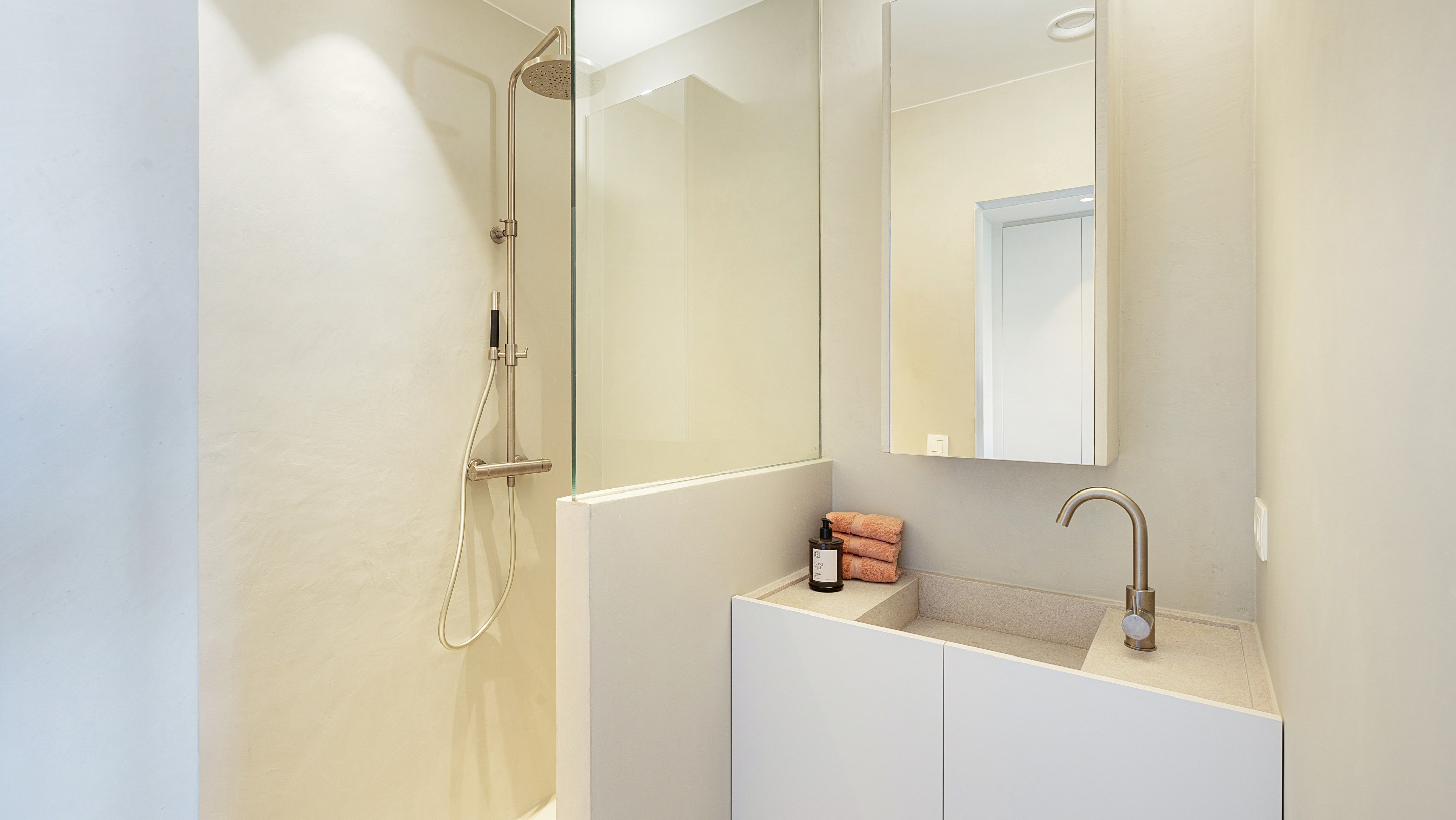 Prachtig afgewerkte nieuwbouwwoning met 4 slaapkamers gelegen in het oude Knokke. 