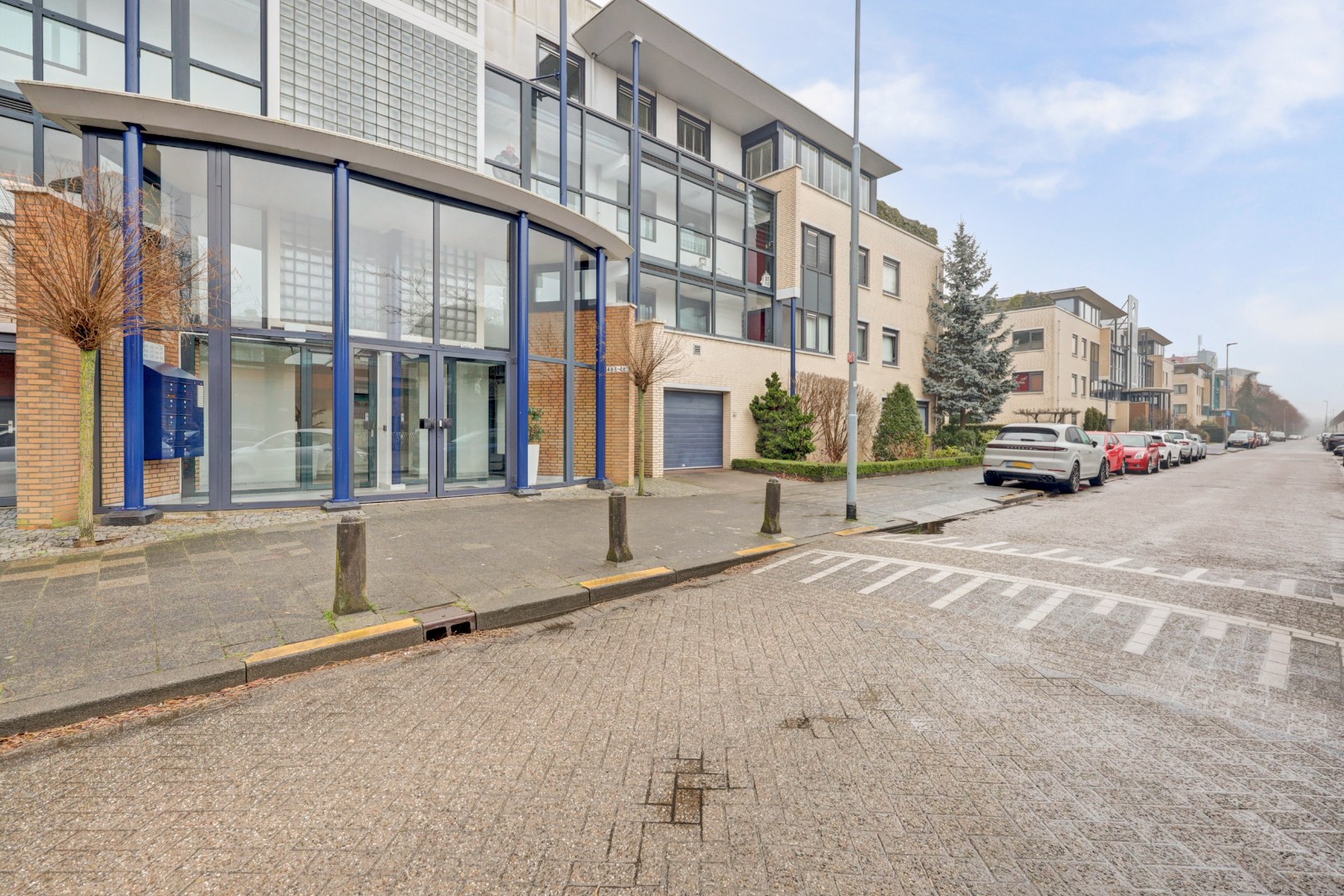 Licht en royaal 3-kamerappartement op de 2e etage met riant balkon en een garagebox in de onderbouw. 