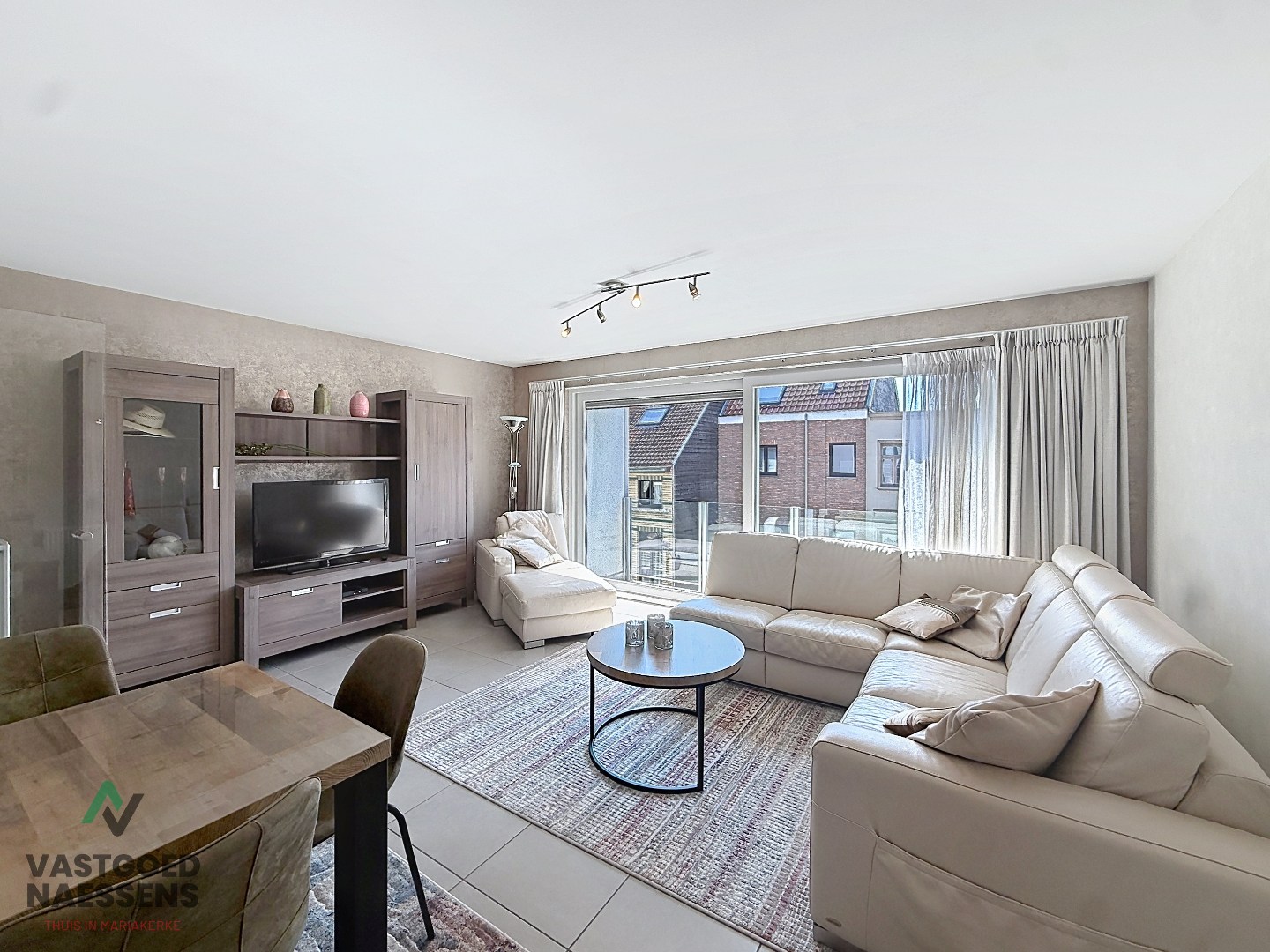 Prêt à emménager et ensoleillé appartement de 2 chambres dans une résidence jeune. 