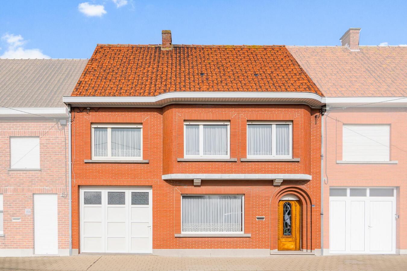 Gunstig gelegen, verrassend ruime rijwoning met grote tuin 